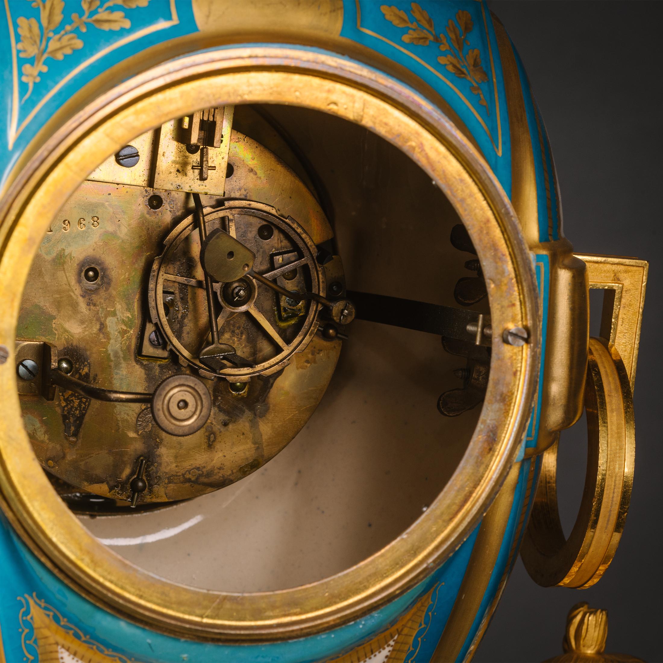 Pendule de cheminée en porcelaine de style Louis XVI et de style Sèvres par Raingo Frères Bon état - En vente à Brighton, West Sussex