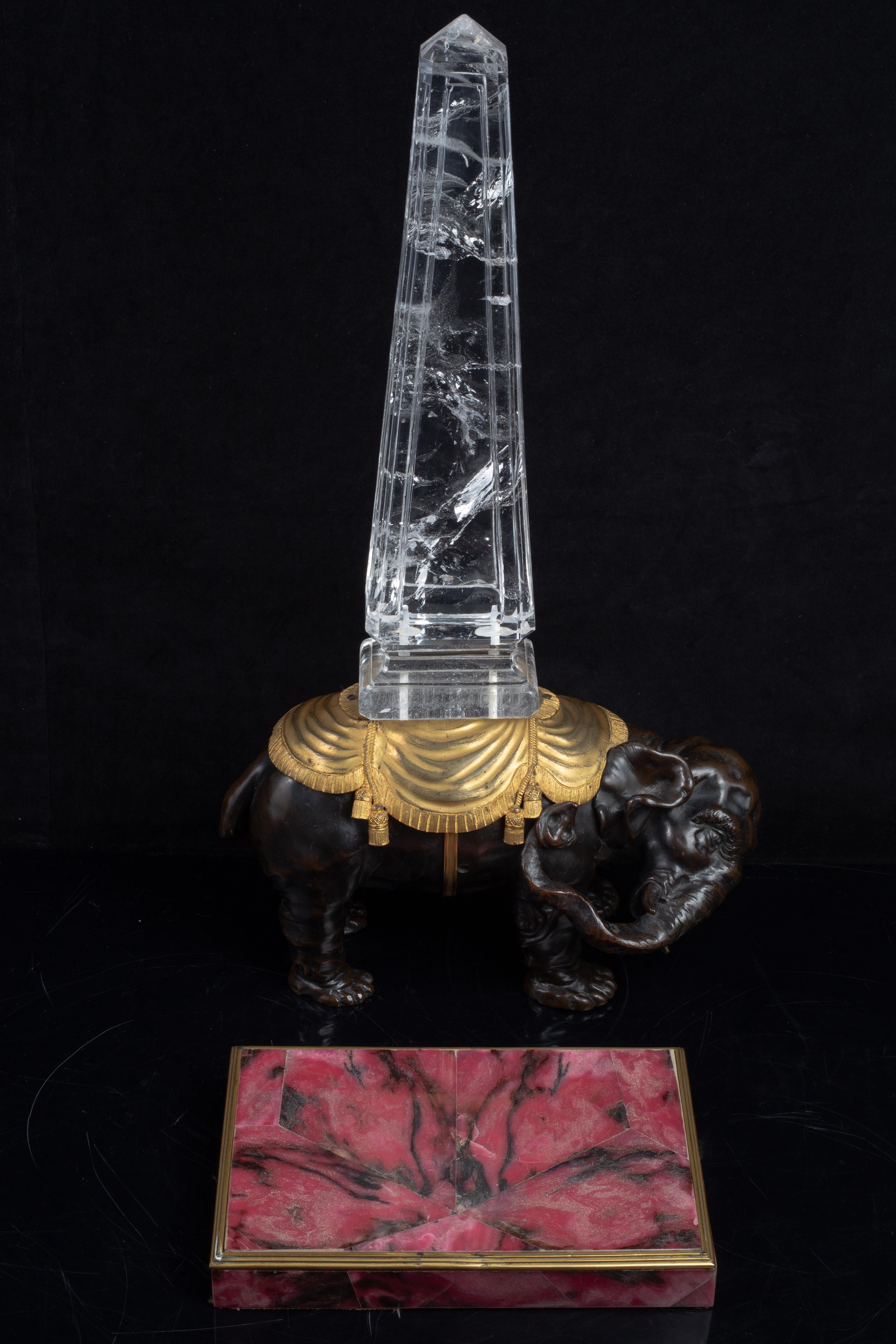 Elefante in bronzo stile Luigi XVI con obelisco in cristallo di rocca su base in rodonite in vendita 3