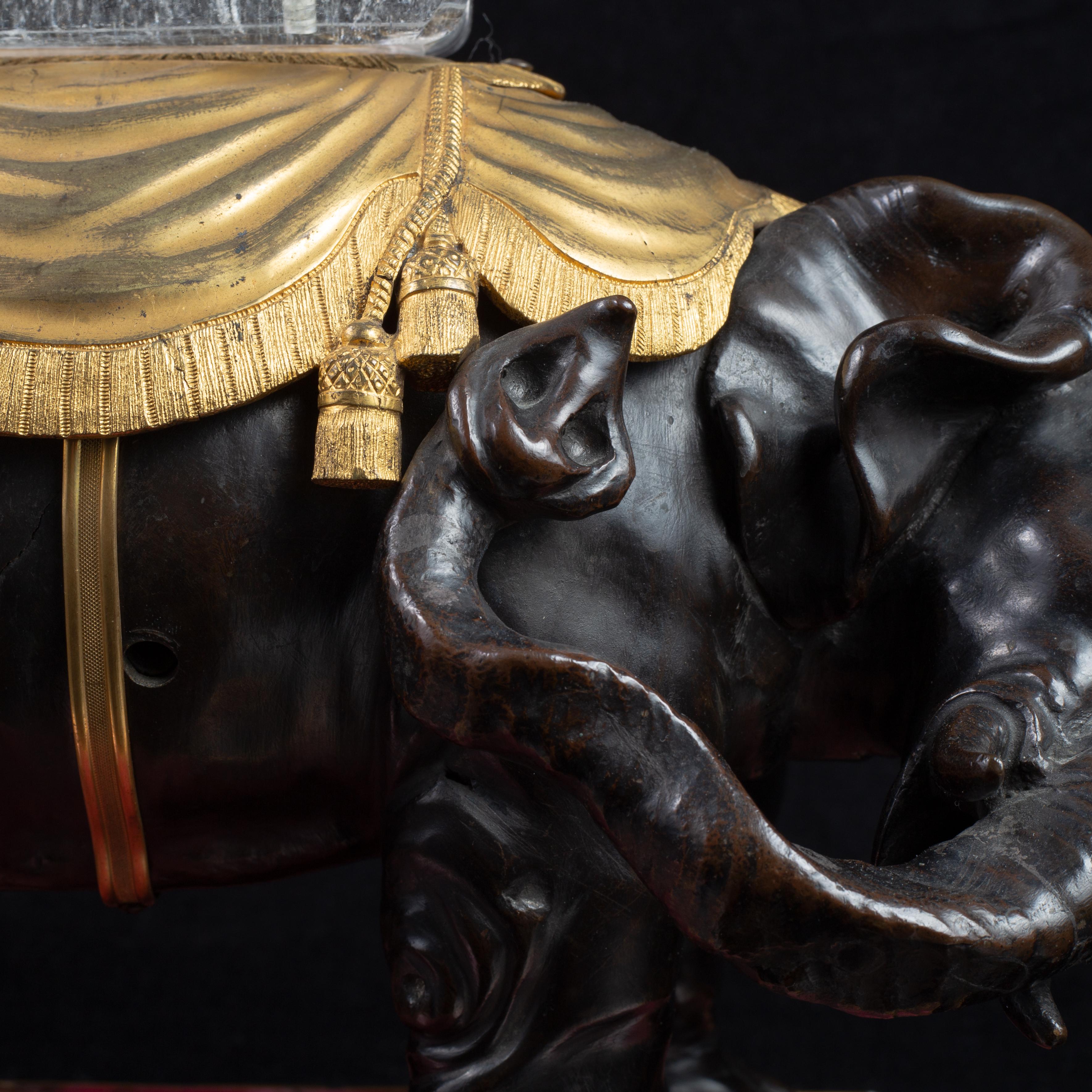 Elefante in bronzo stile Luigi XVI con obelisco in cristallo di rocca su base in rodonite in vendita 5