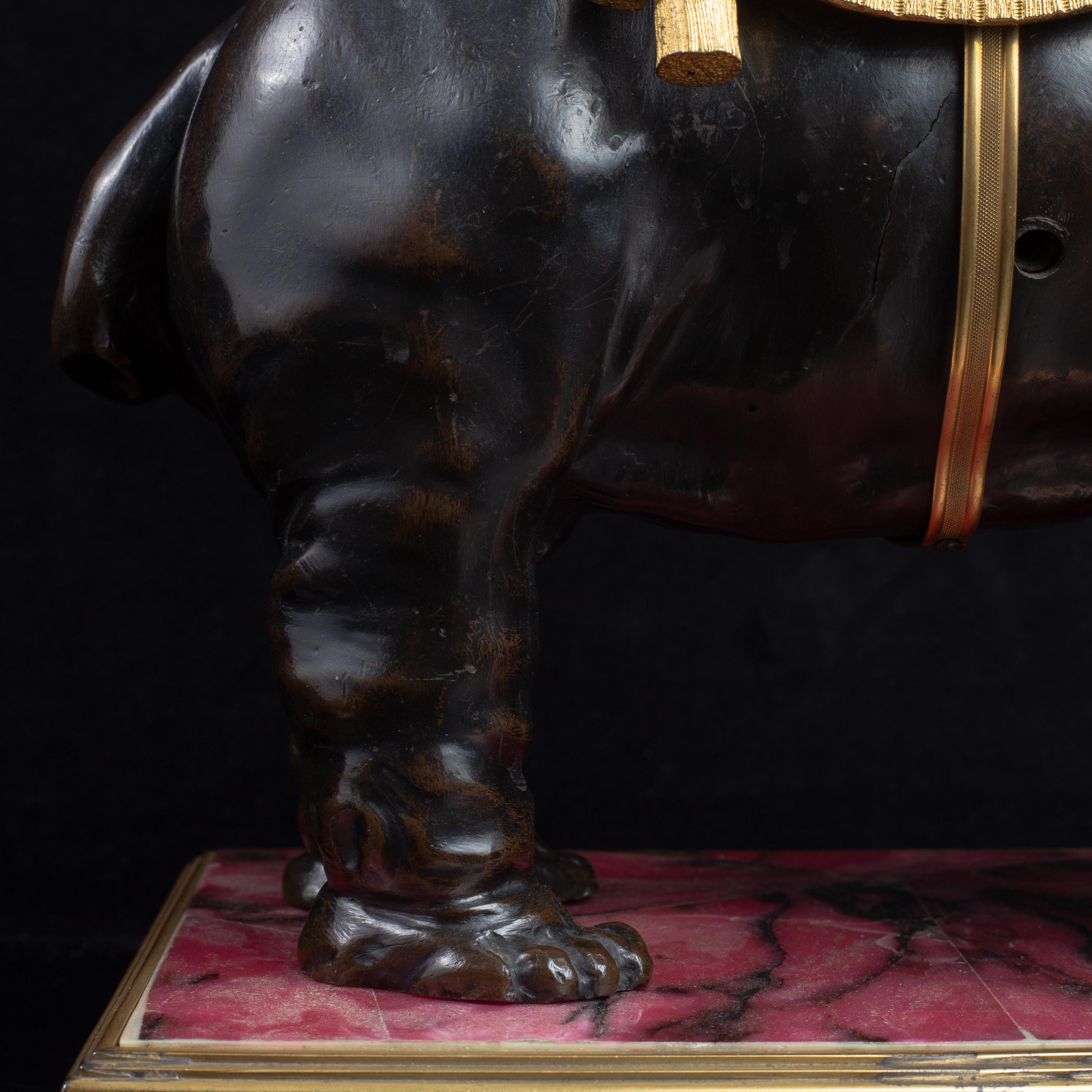 Elefante in bronzo stile Luigi XVI con obelisco in cristallo di rocca su base in rodonite in vendita 7