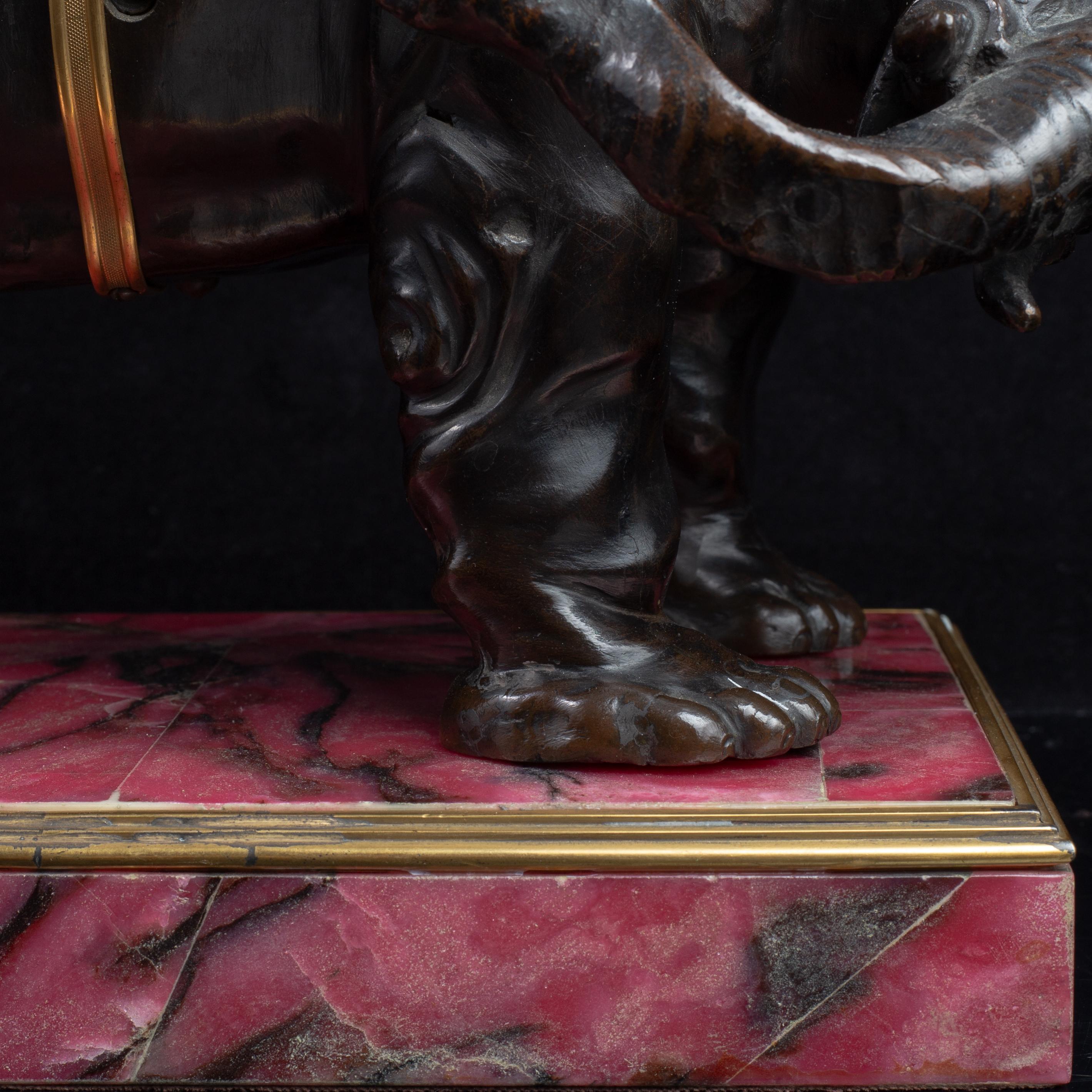 Elefante in bronzo stile Luigi XVI con obelisco in cristallo di rocca su base in rodonite in vendita 8