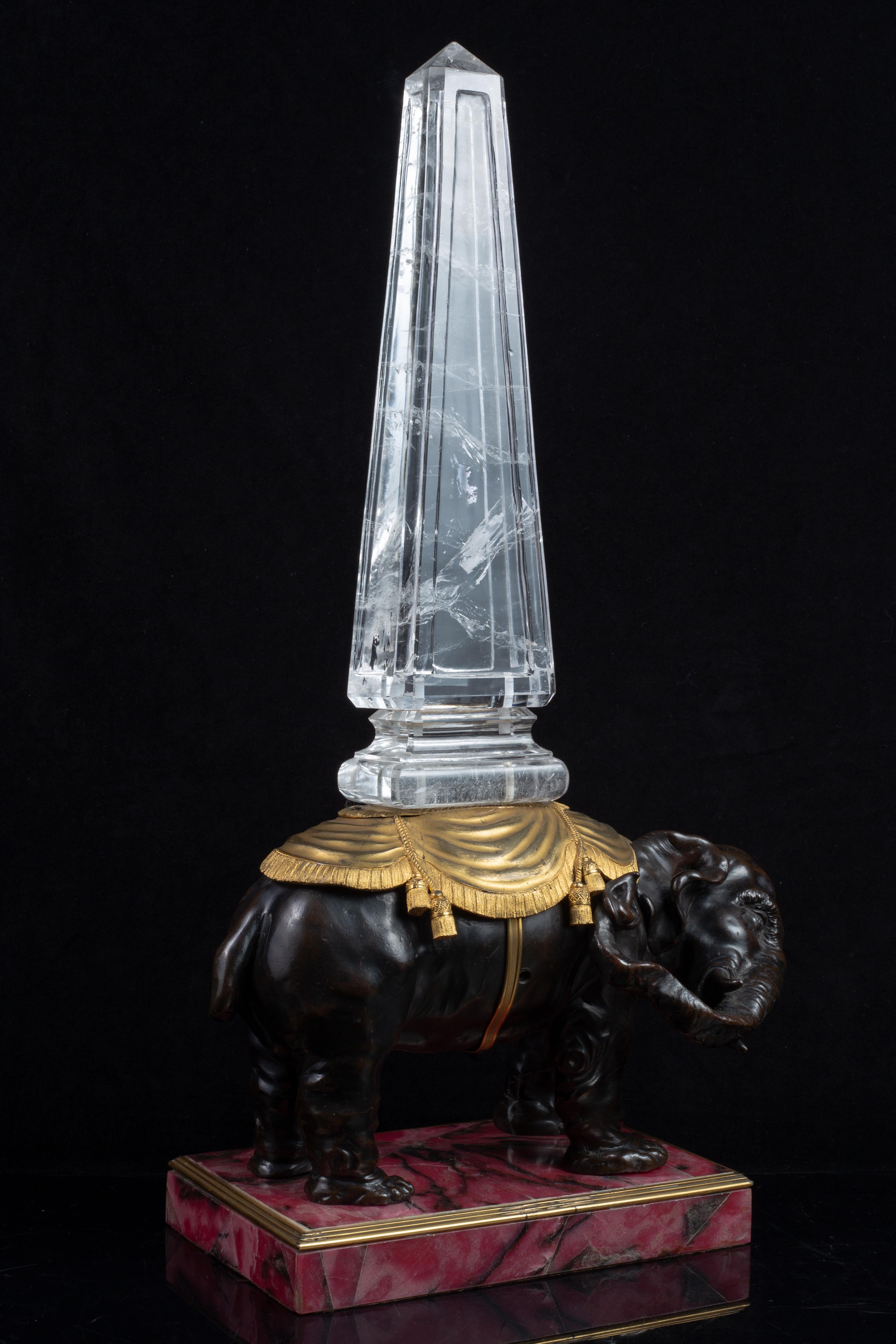 Dorato Elefante in bronzo stile Luigi XVI con obelisco in cristallo di rocca su base in rodonite in vendita
