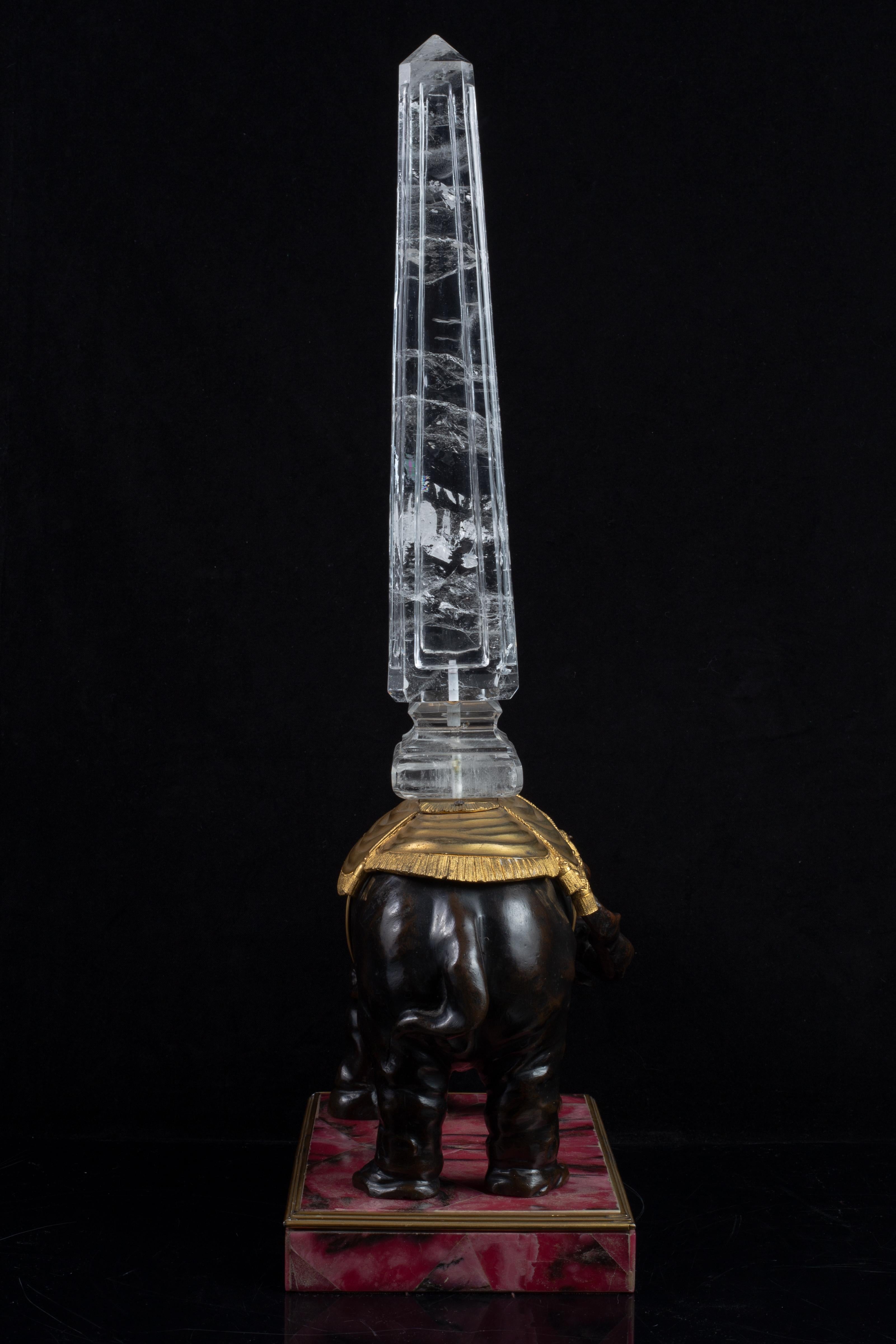 Elefante in bronzo stile Luigi XVI con obelisco in cristallo di rocca su base in rodonite In condizioni ottime in vendita a New York, NY