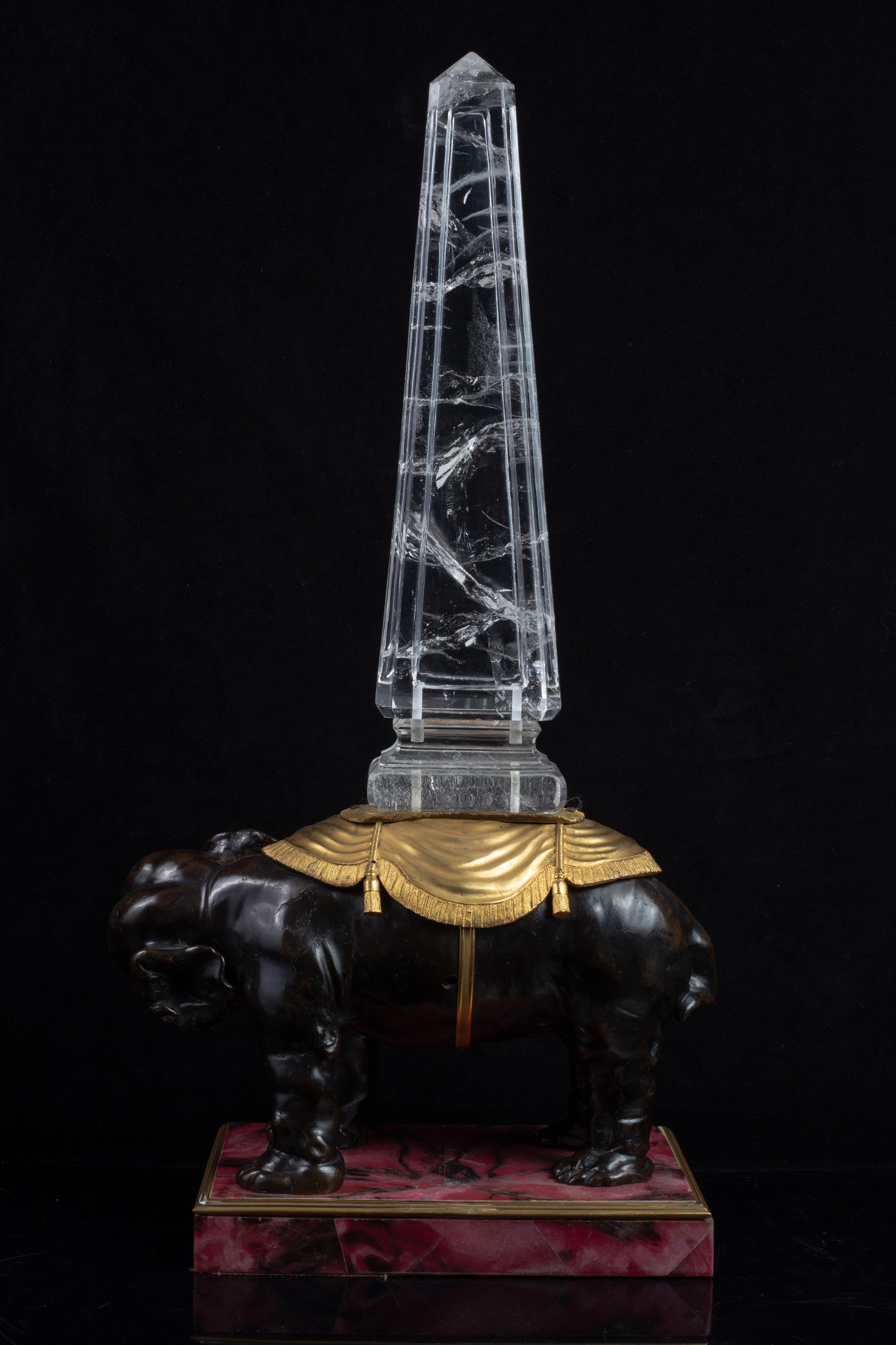 Metà XIX secolo Elefante in bronzo stile Luigi XVI con obelisco in cristallo di rocca su base in rodonite in vendita