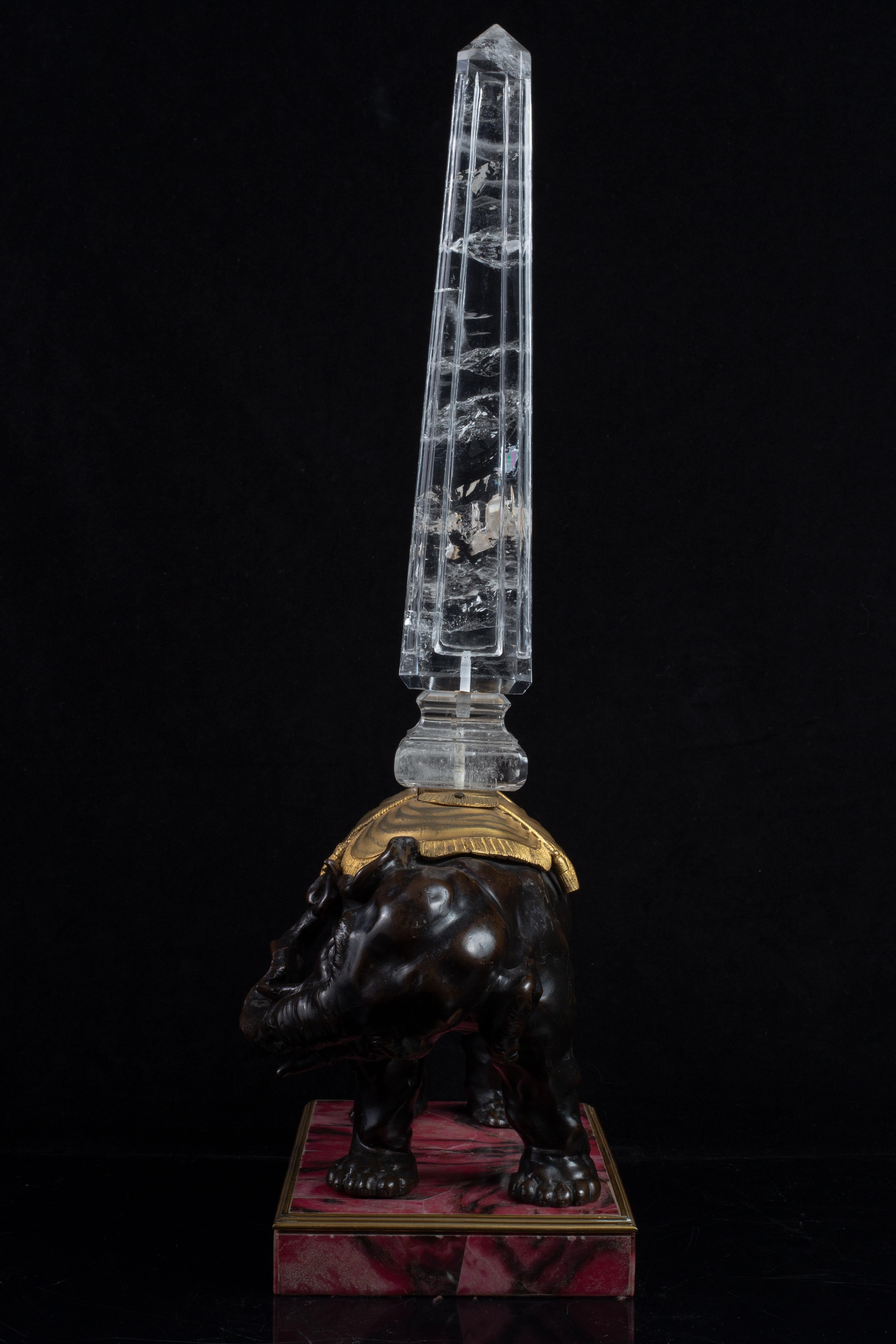 Elefante in bronzo stile Luigi XVI con obelisco in cristallo di rocca su base in rodonite in vendita 1