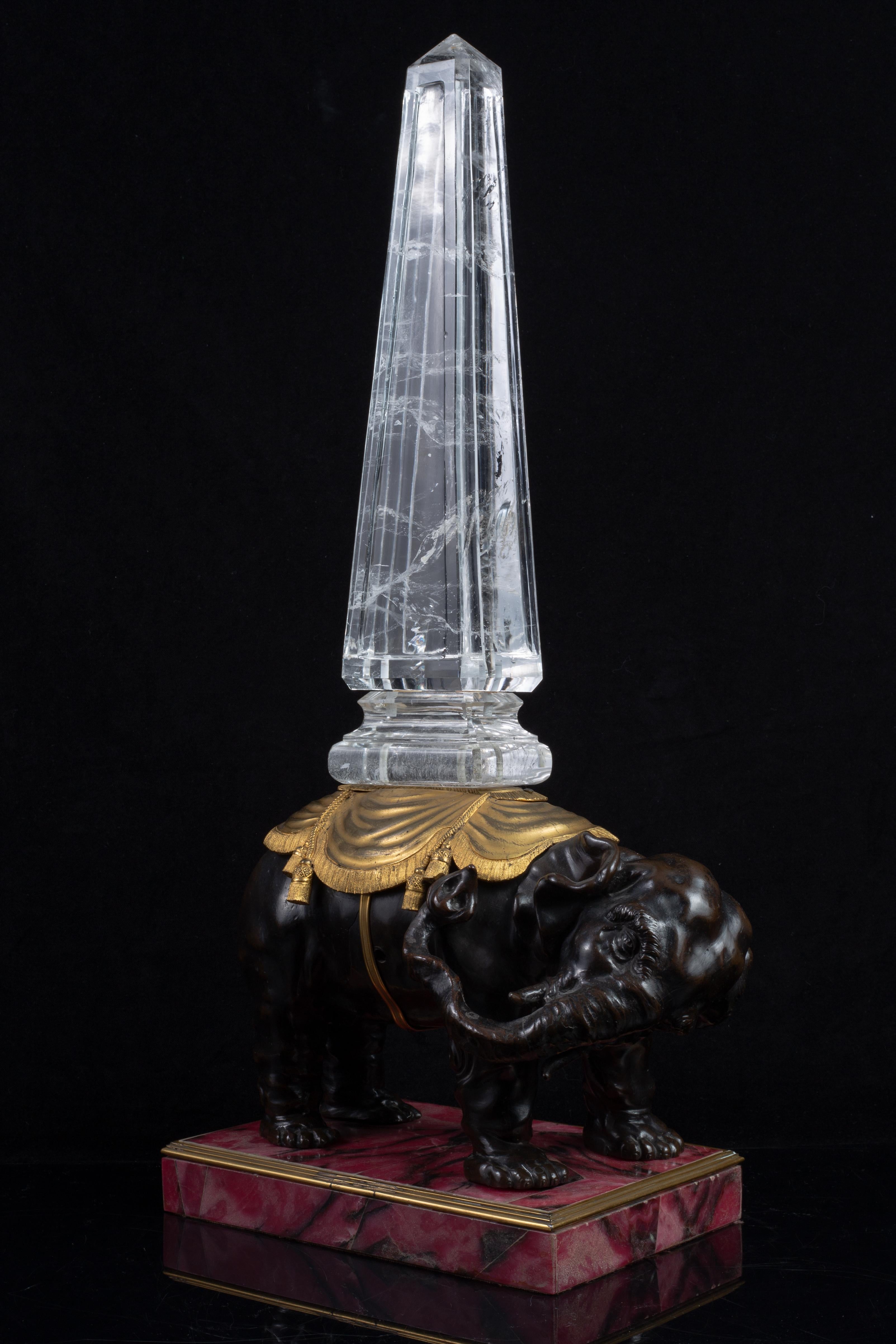 Elefante in bronzo stile Luigi XVI con obelisco in cristallo di rocca su base in rodonite in vendita 2
