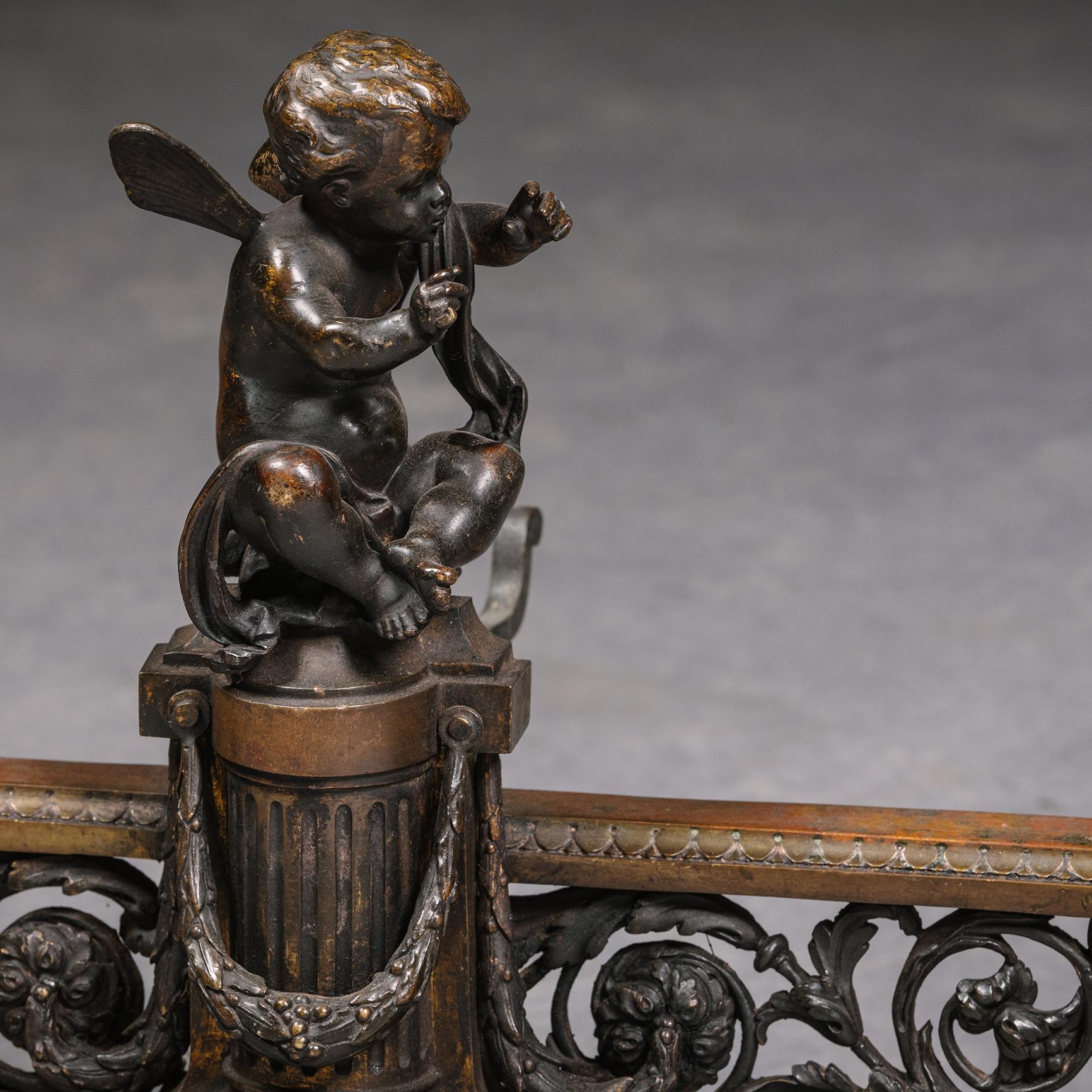 Ein bronzenes Schutzblech im Stil von Louis XVI, gegossen mit ignipotenten Putten. 

Französisch, um 1860.