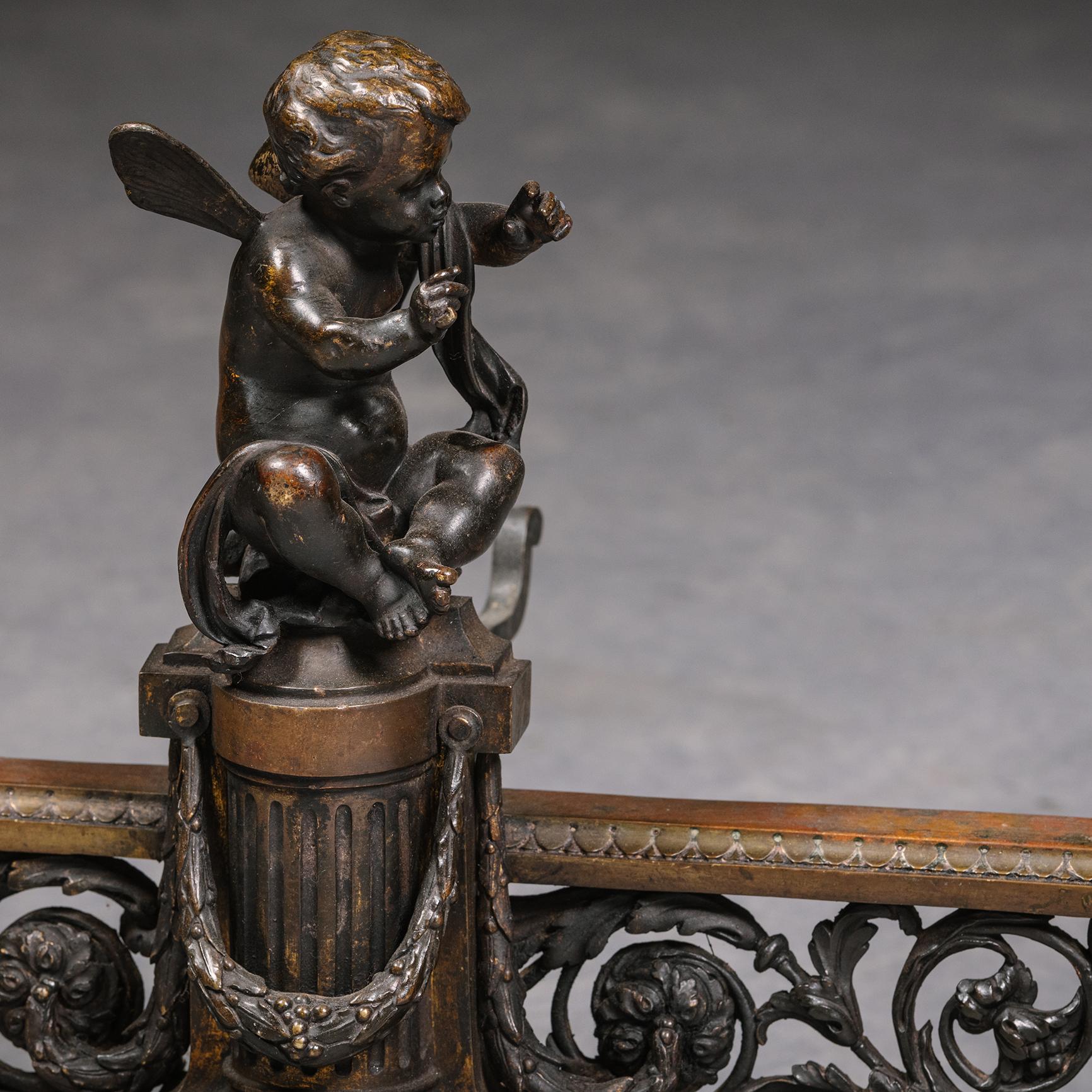 Une défense en bronze de style Louis XVI moulée avec des putti ignipotents. 

Français, vers 1860.