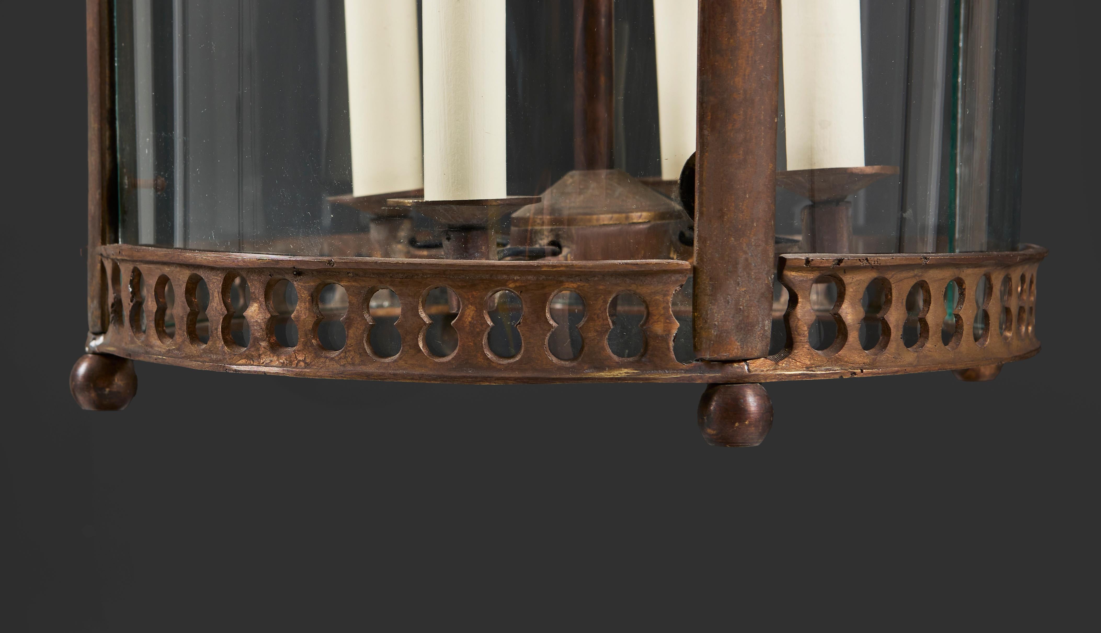 Una grande lanterna da sala in bronzo di forma cilindrica, in stile Luigi XVI, con corda a nastro, nappe e base balaustrata, con vetro curvo che nasconde quattro bracci di candela all'interno.

Basato sul famoso modello realizzato per Marie