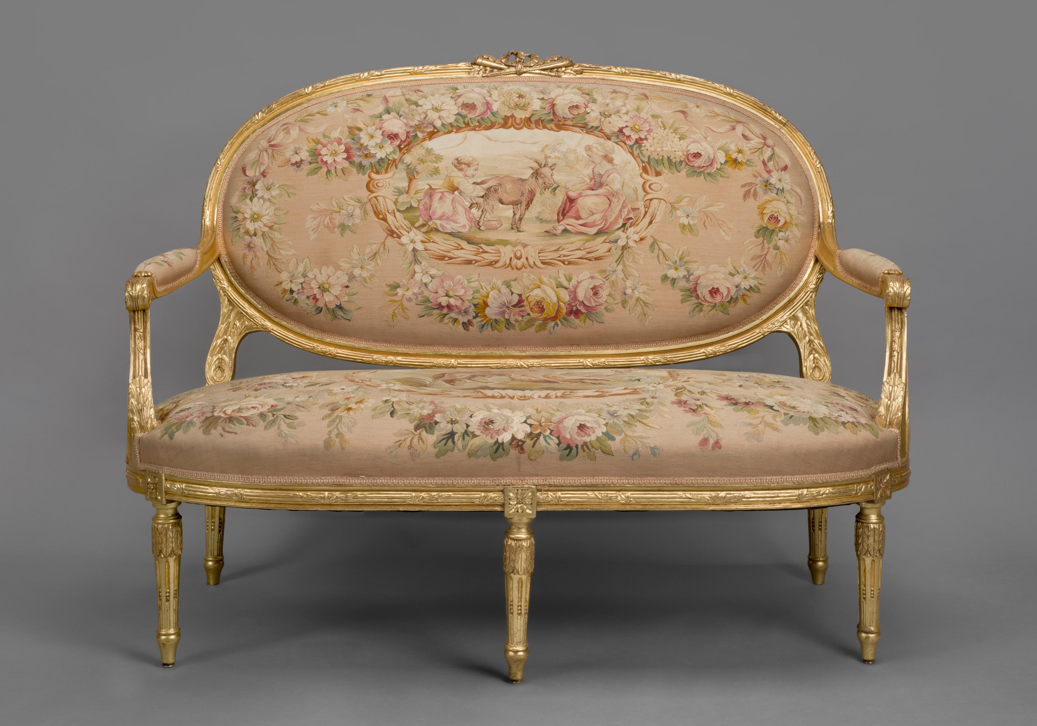 Canapè in stile Luigi XVI, rivestito con arazzo Aubusson raffigurante una scena delle Favole di Esopo.

Francese, circa 1880.

La piccola città di Aubusson, sul fiume Creuse in Francia, aveva una lunga storia di produzione di arazzi elaborati e