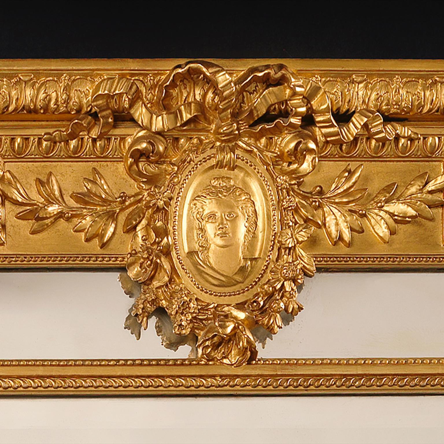 Sculpté Miroir avec cadre marginal de style Louis XVI en bois doré sculpté et composition, vers 1890 en vente