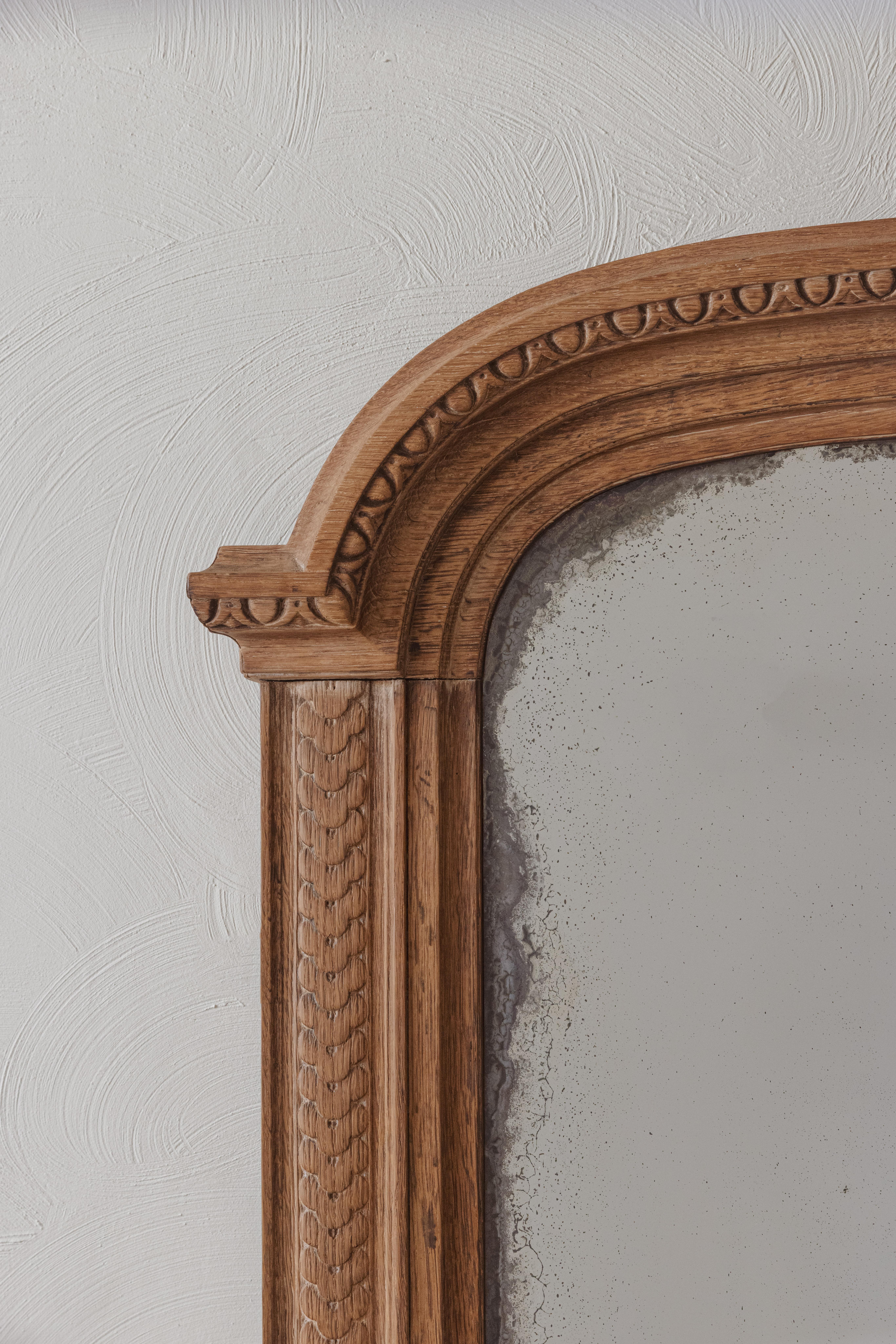 Specchio da molo in Oak intagliato in stile Luigi XVI

Grande specchio della fine del XIX secolo con cornice ad arco a uovo e dardo sopra una coppia di bordi intagliati a guillochè, che racchiude una lastra di vetro smussato. Si tratta di uno