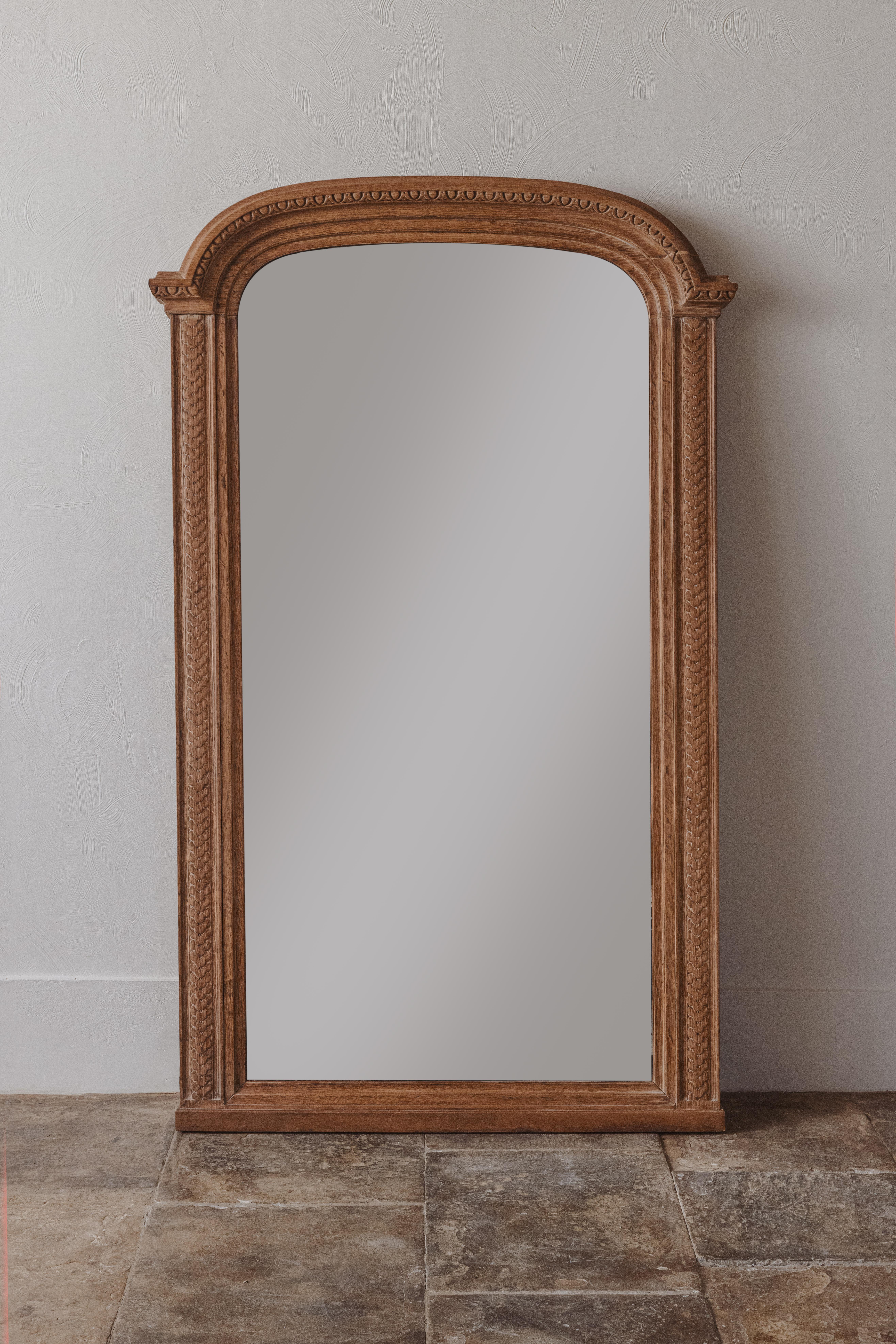 Specchio da molo in Oak intagliato in stile Luigi XVI In condizioni buone in vendita a Shipston-On-Stour, GB