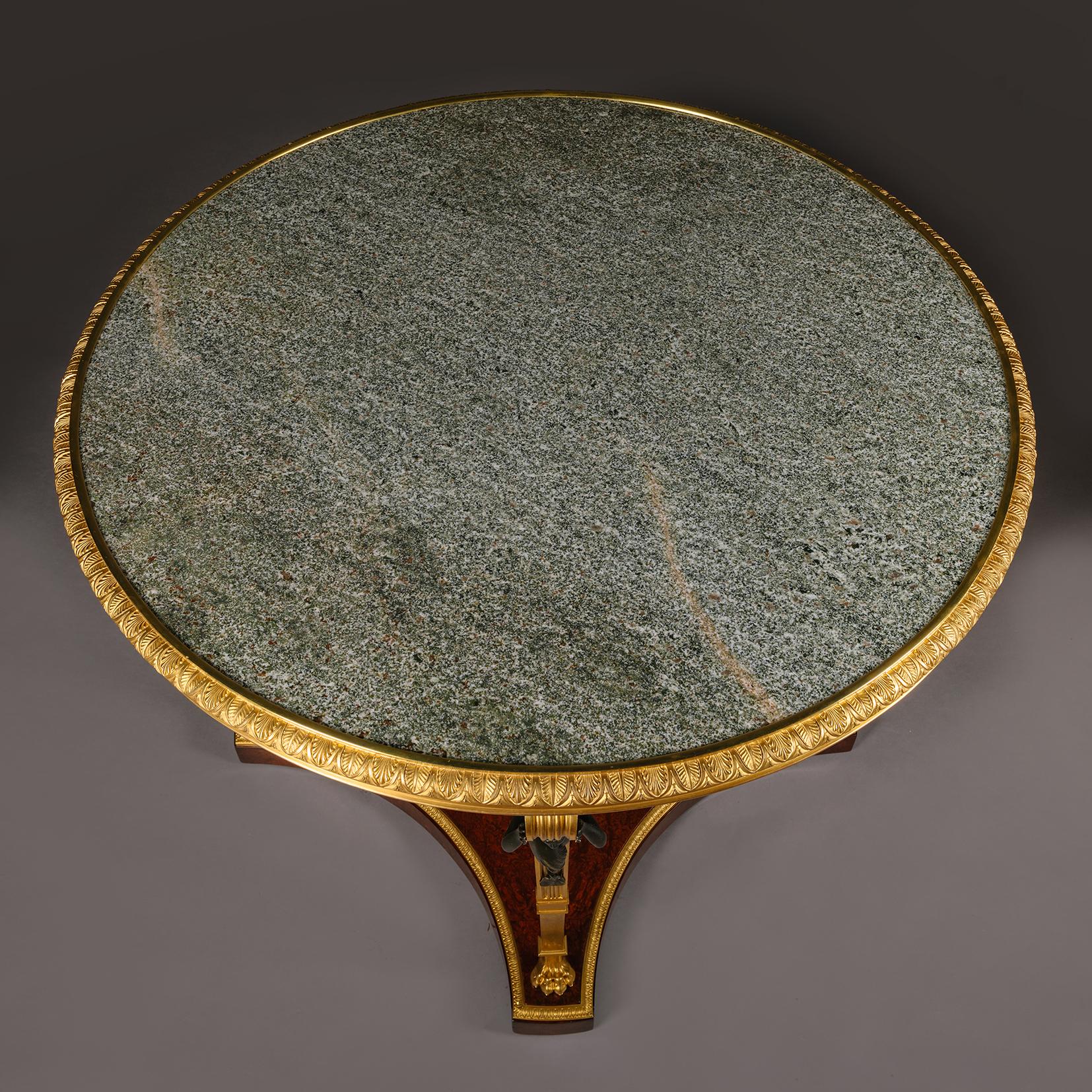 Doré Table centrale de style Louis XVI d'après le modèle de Fontainebleau en vente