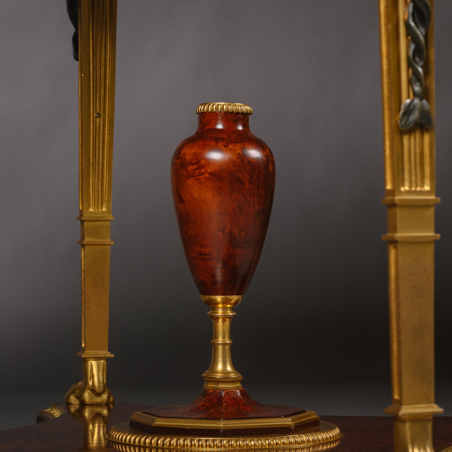 Bronze Table centrale de style Louis XVI d'après le modèle de Fontainebleau en vente