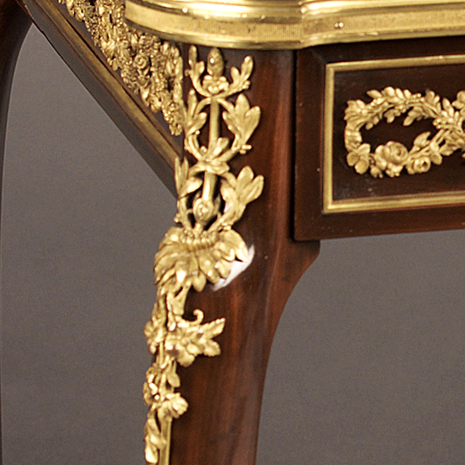 Français Table centrale de style Louis XVI attribuée à François Linke, datant d'environ 1890 en vente