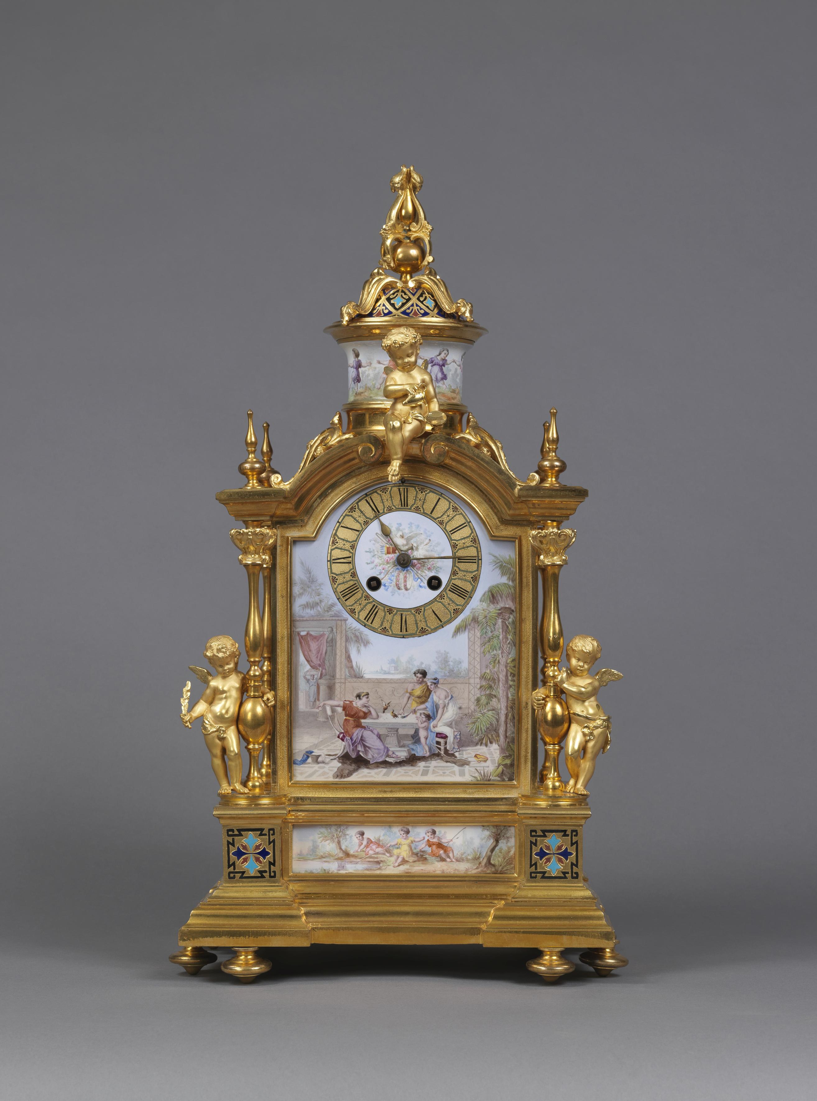 Exceptionnelle pendule de cheminée en émail champlevé et bronze doré de style Louis XVI avec des scènes néoclassiques finement peintes par LeRoy & Fils.

Français, vers 1880. 

Estampillé sur le mouvement 