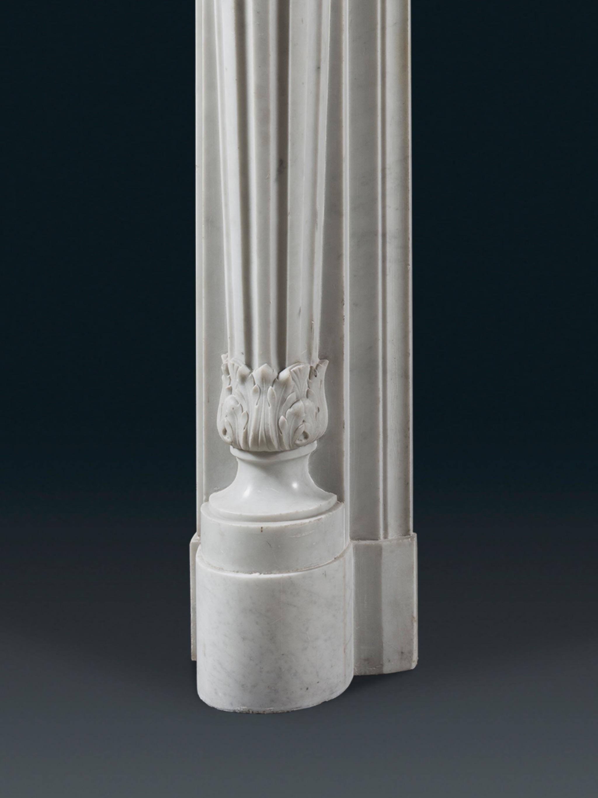 Sculpté Cheminée de style Louis XVI en marbre statuaire avec coques en fonte d'origine en vente