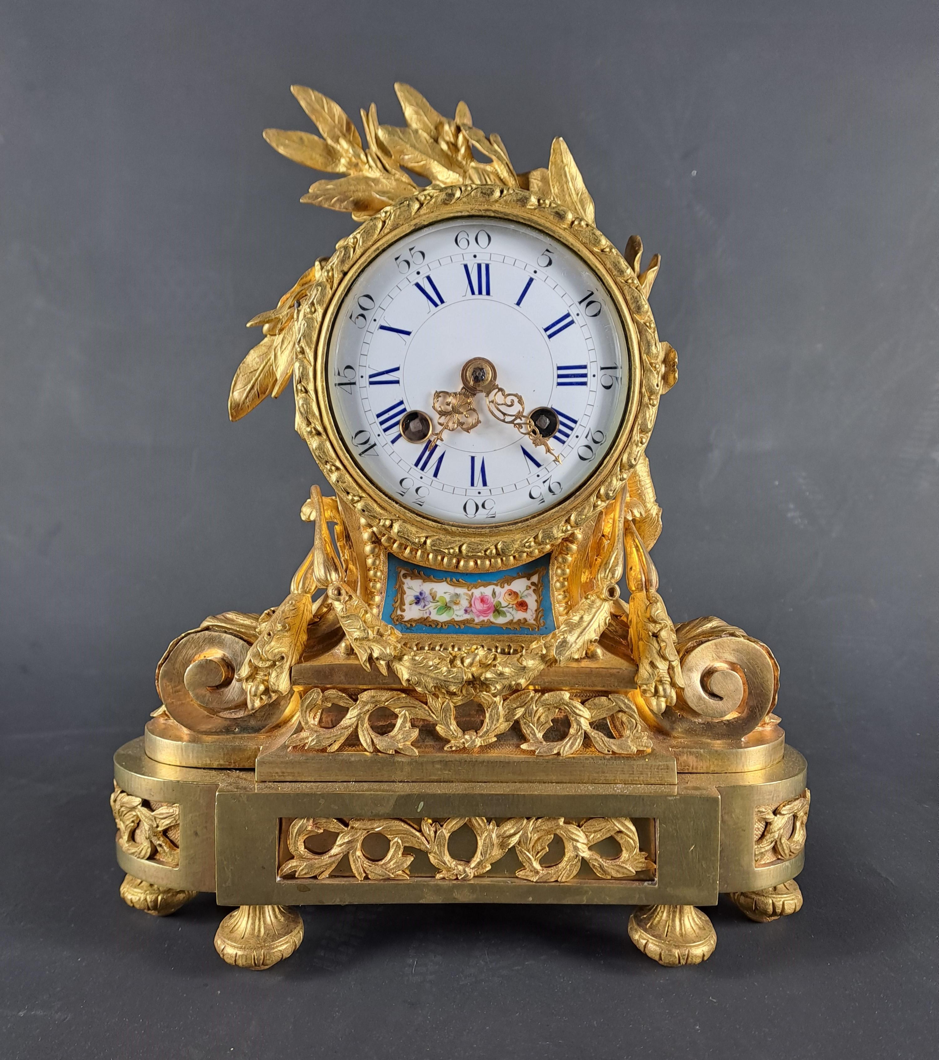 A Louis XVI Style Clock In Gilt Bronze And Sèvres Porcelain In Good Condition For Sale In BARSAC, FR