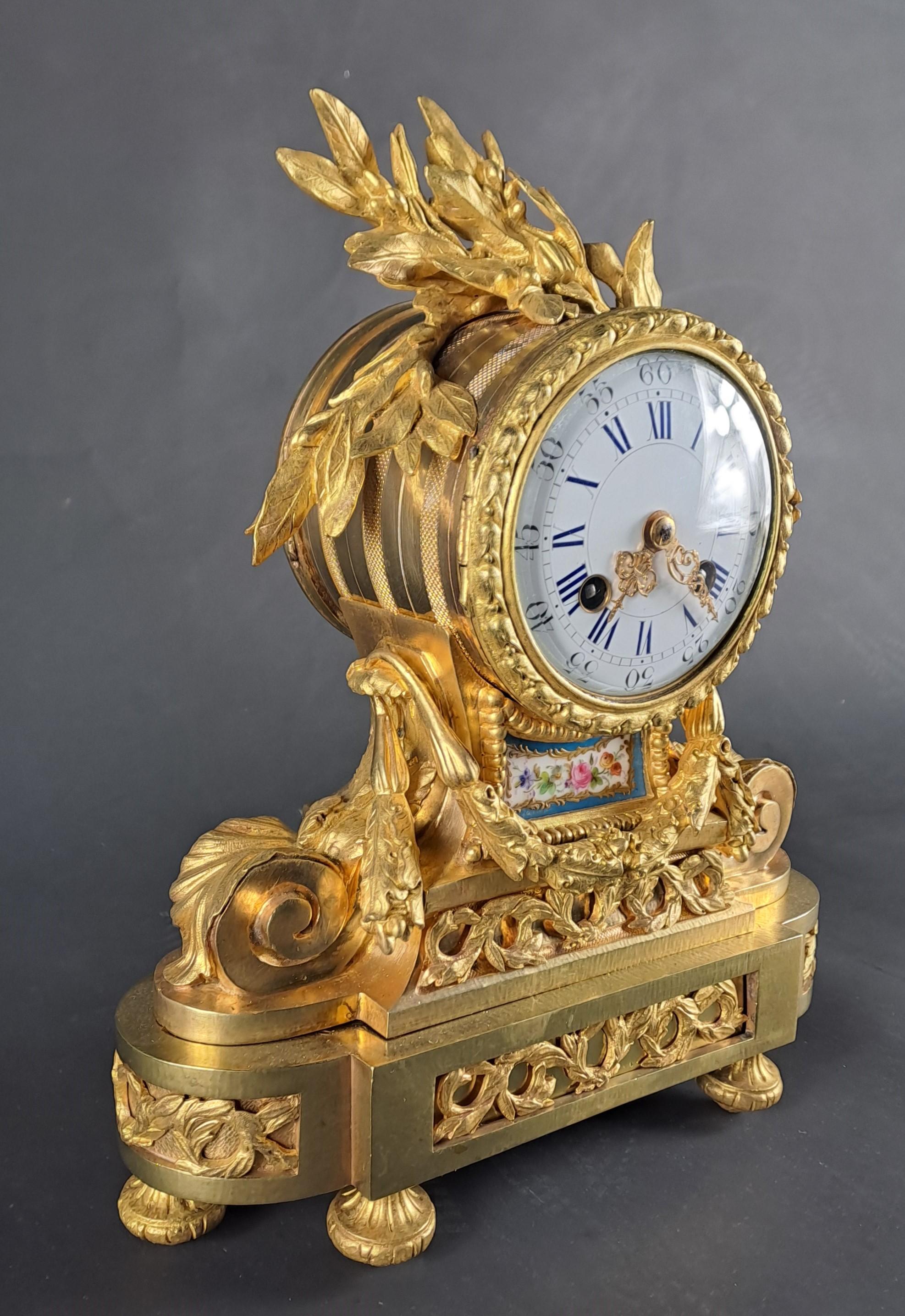 A Louis XVI Style Clock In Gilt Bronze And Sèvres Porcelain For Sale 1
