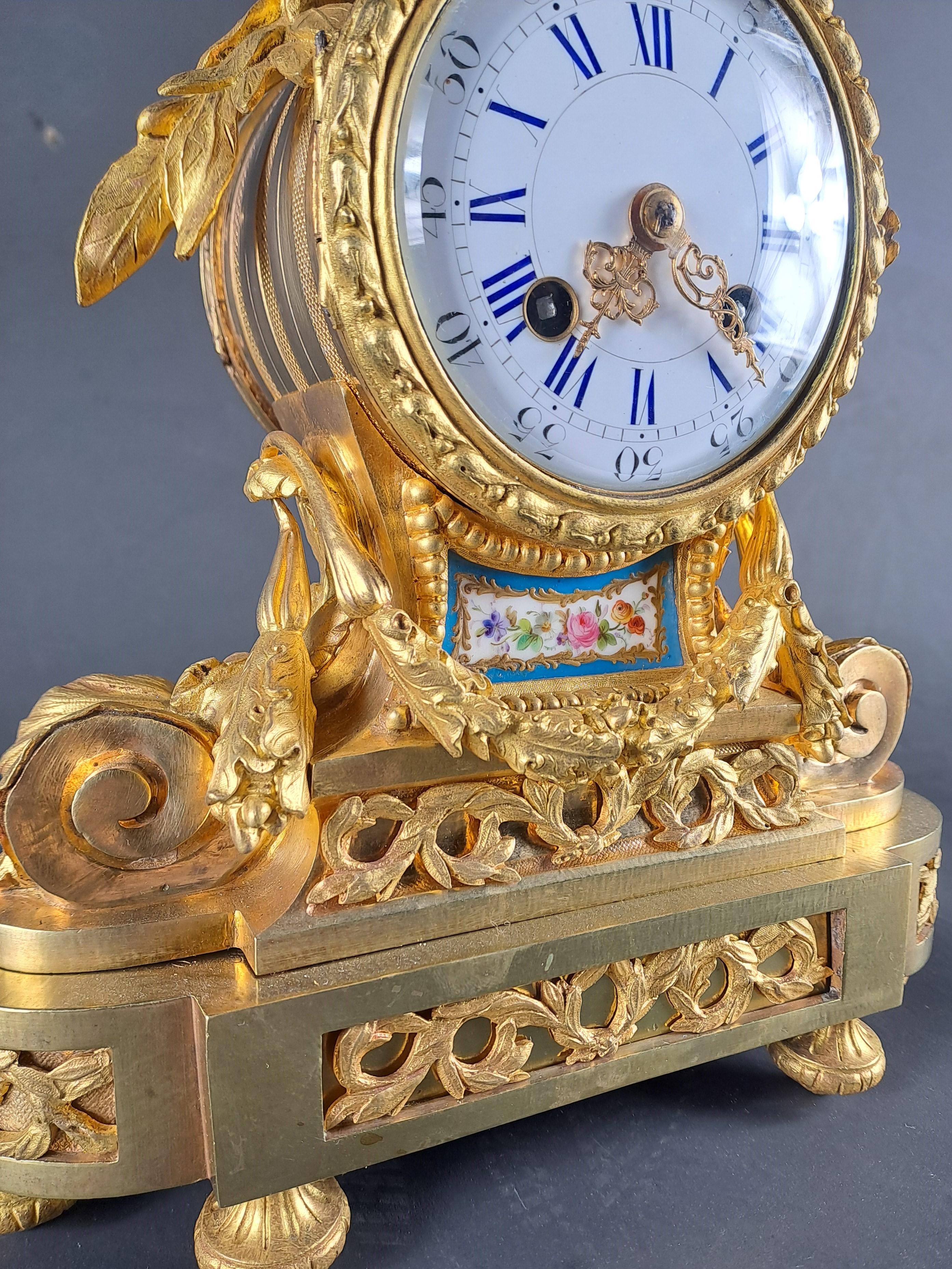 A Louis XVI Style Clock In Gilt Bronze And Sèvres Porcelain For Sale 2