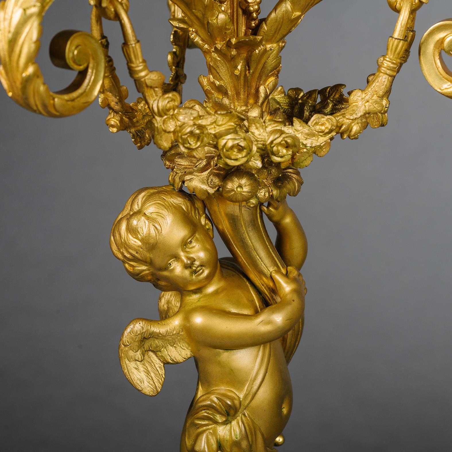 Eine vergoldete und patinierte Bronze- und Marmor-Uhrengarnitur im Louis XVI-Stil im Angebot 3