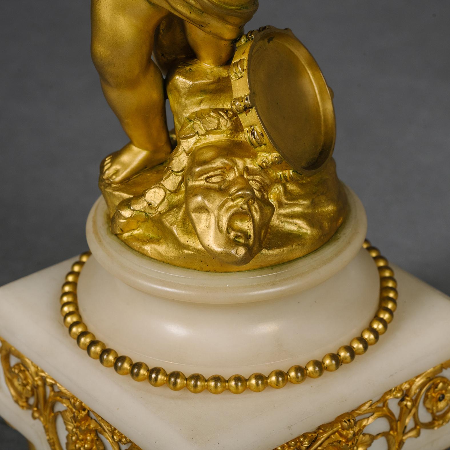Eine vergoldete und patinierte Bronze- und Marmor-Uhrengarnitur im Louis XVI-Stil im Angebot 4