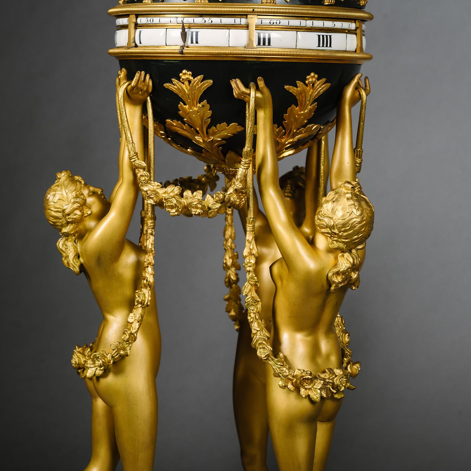 Eine vergoldete und patinierte Bronze- und Marmor-Uhrengarnitur im Louis XVI-Stil (Französisch) im Angebot