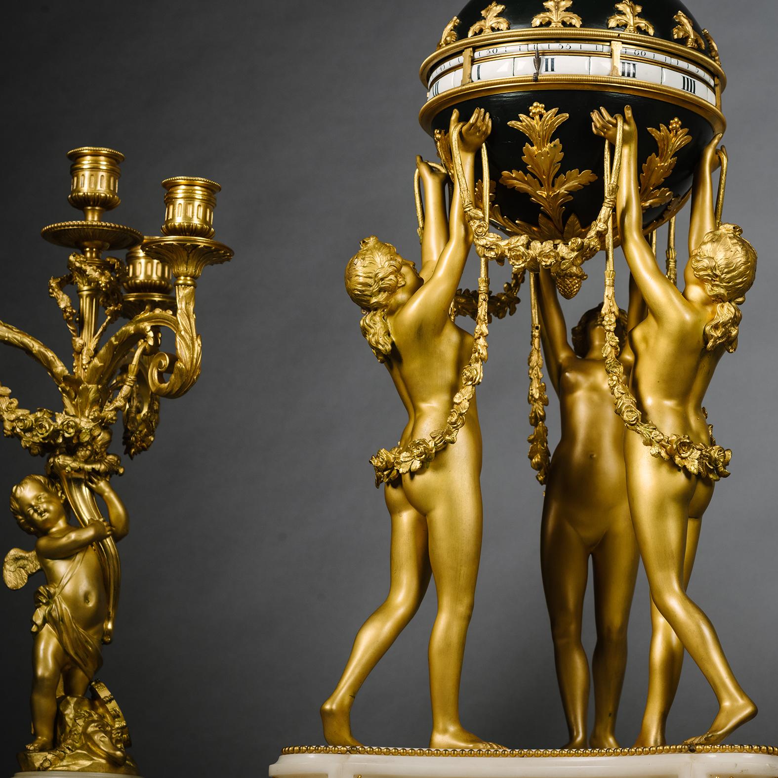 Eine vergoldete und patinierte Bronze- und Marmor-Uhrengarnitur im Louis XVI-Stil im Zustand „Gut“ im Angebot in Brighton, West Sussex