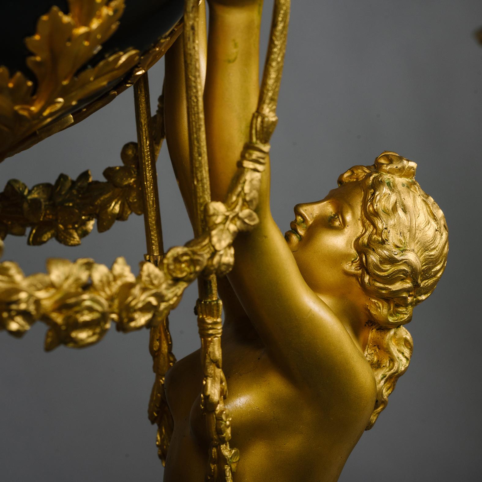 Eine vergoldete und patinierte Bronze- und Marmor-Uhrengarnitur im Louis XVI-Stil (19. Jahrhundert) im Angebot