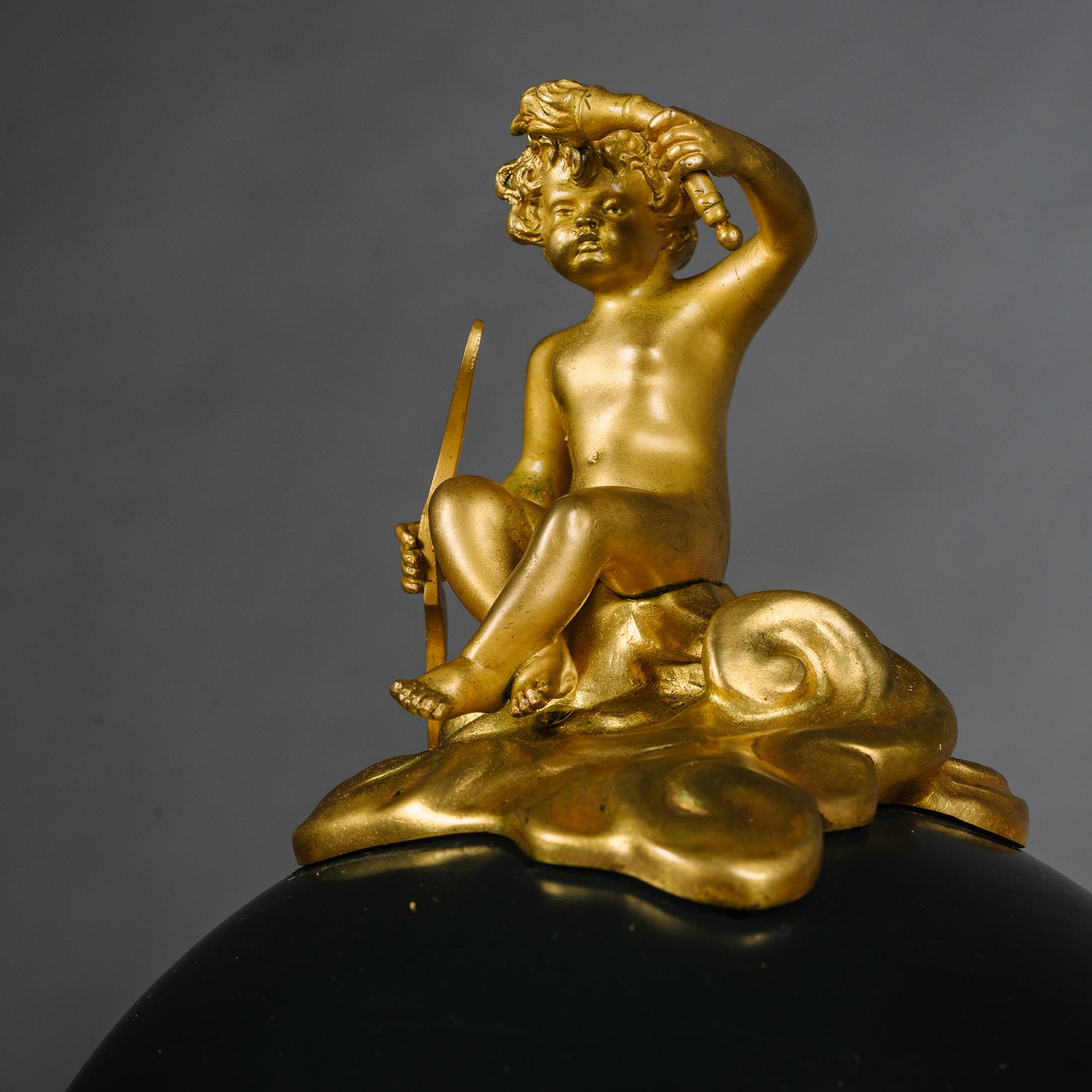 Eine vergoldete und patinierte Bronze- und Marmor-Uhrengarnitur im Louis XVI-Stil (Goldbronze) im Angebot