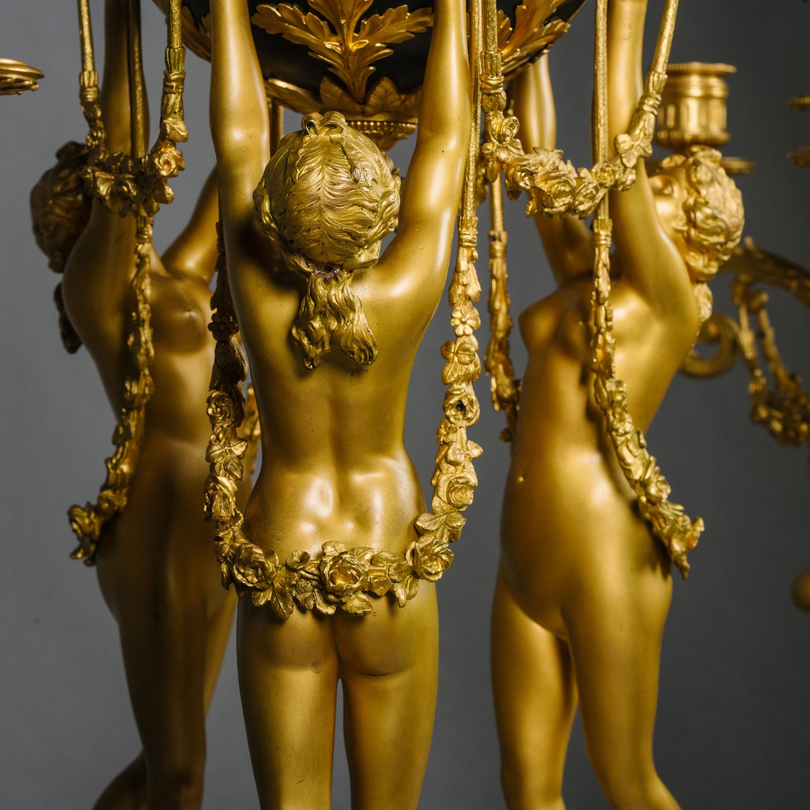 Eine vergoldete und patinierte Bronze- und Marmor-Uhrengarnitur im Louis XVI-Stil im Angebot 1