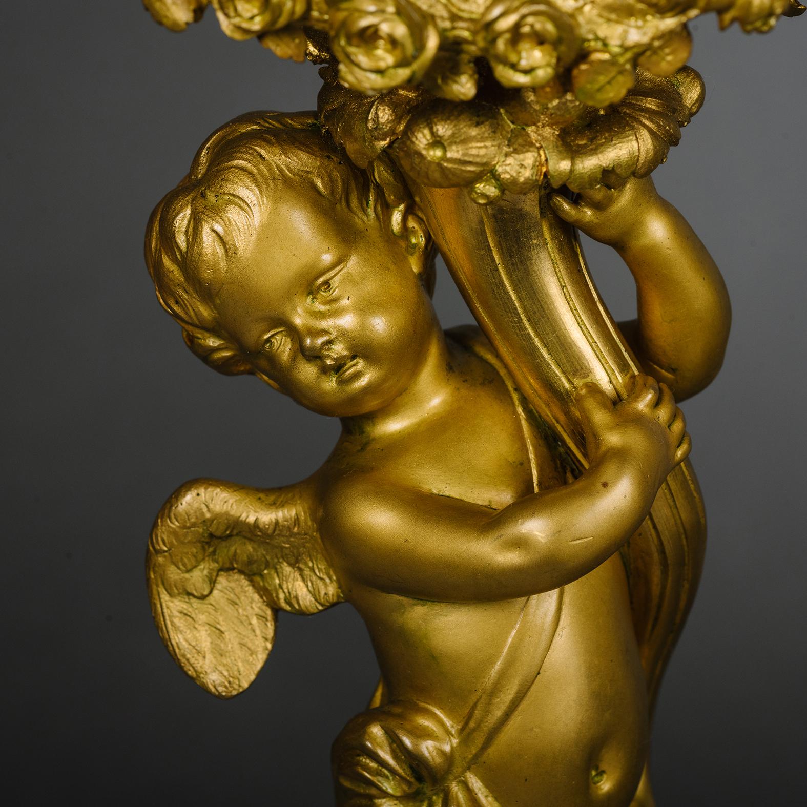 Eine vergoldete und patinierte Bronze- und Marmor-Uhrengarnitur im Louis XVI-Stil im Angebot 2