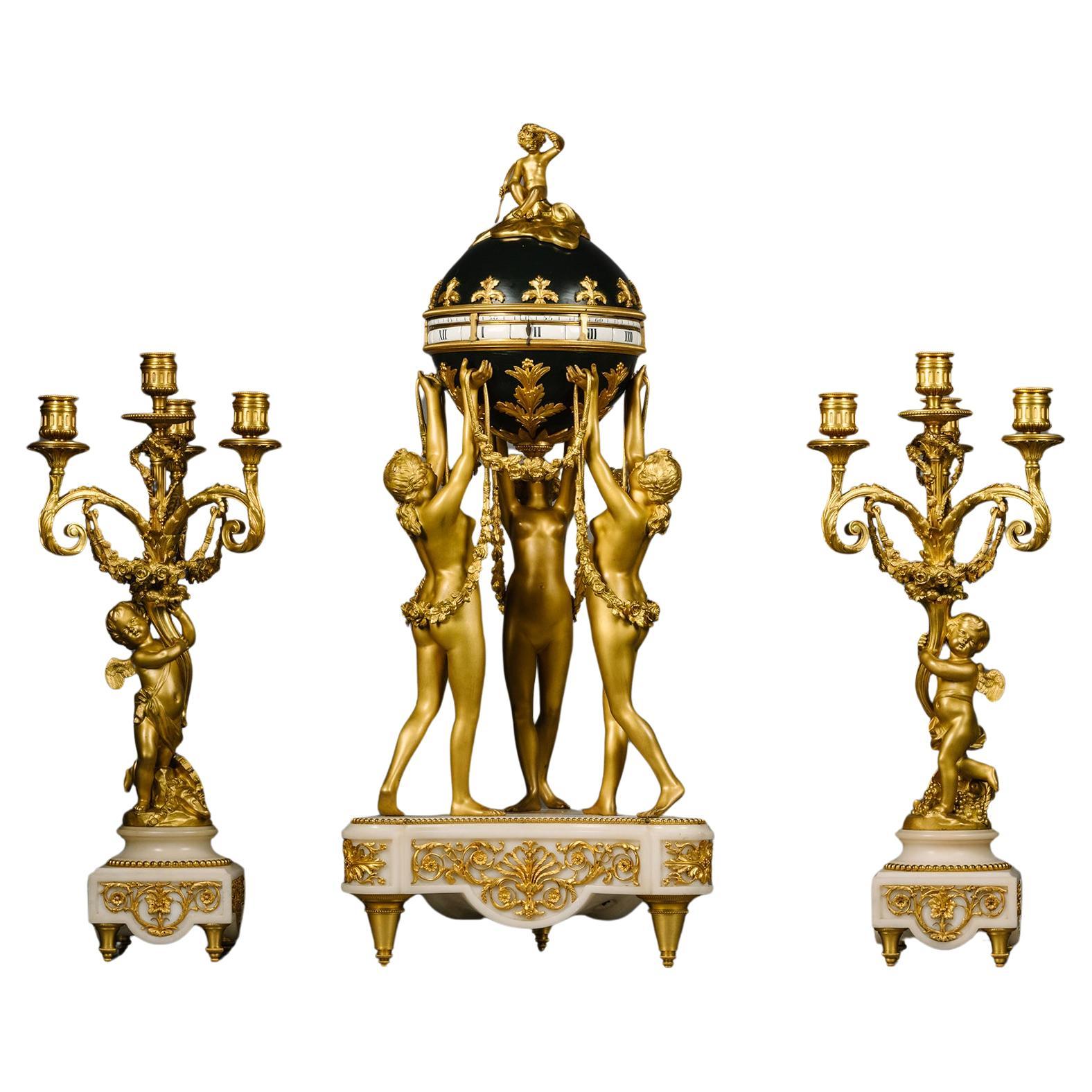 Eine vergoldete und patinierte Bronze- und Marmor-Uhrengarnitur im Louis XVI-Stil im Angebot