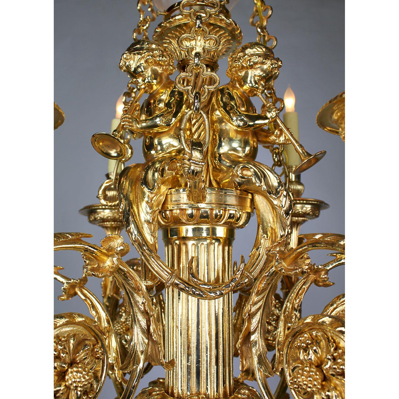 Français Lustre à 7 lumières de style Louis XVI en bronze doré avec enfants, d'après Gouthière en vente