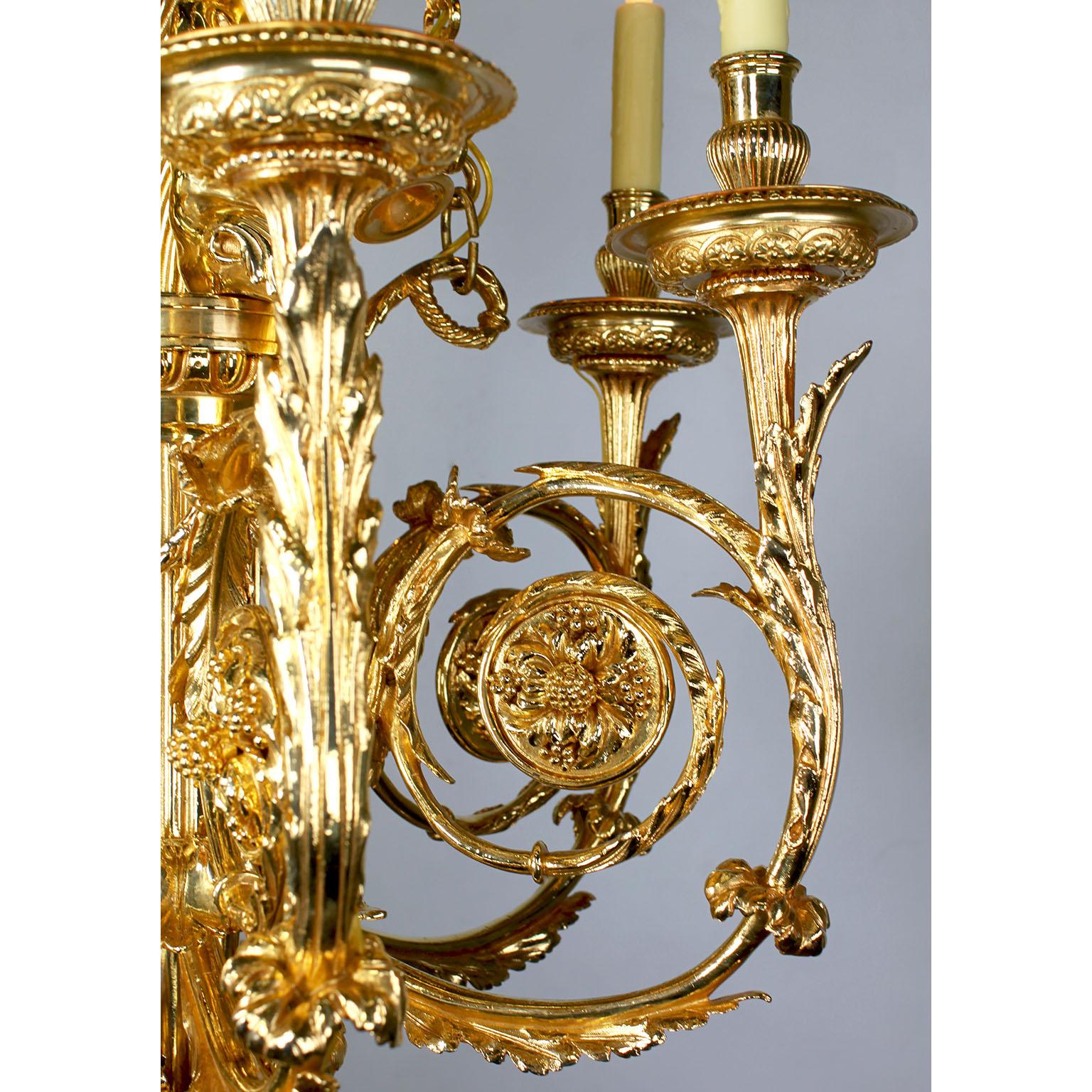 20ième siècle Lustre à 7 lumières de style Louis XVI en bronze doré avec enfants, d'après Gouthière en vente