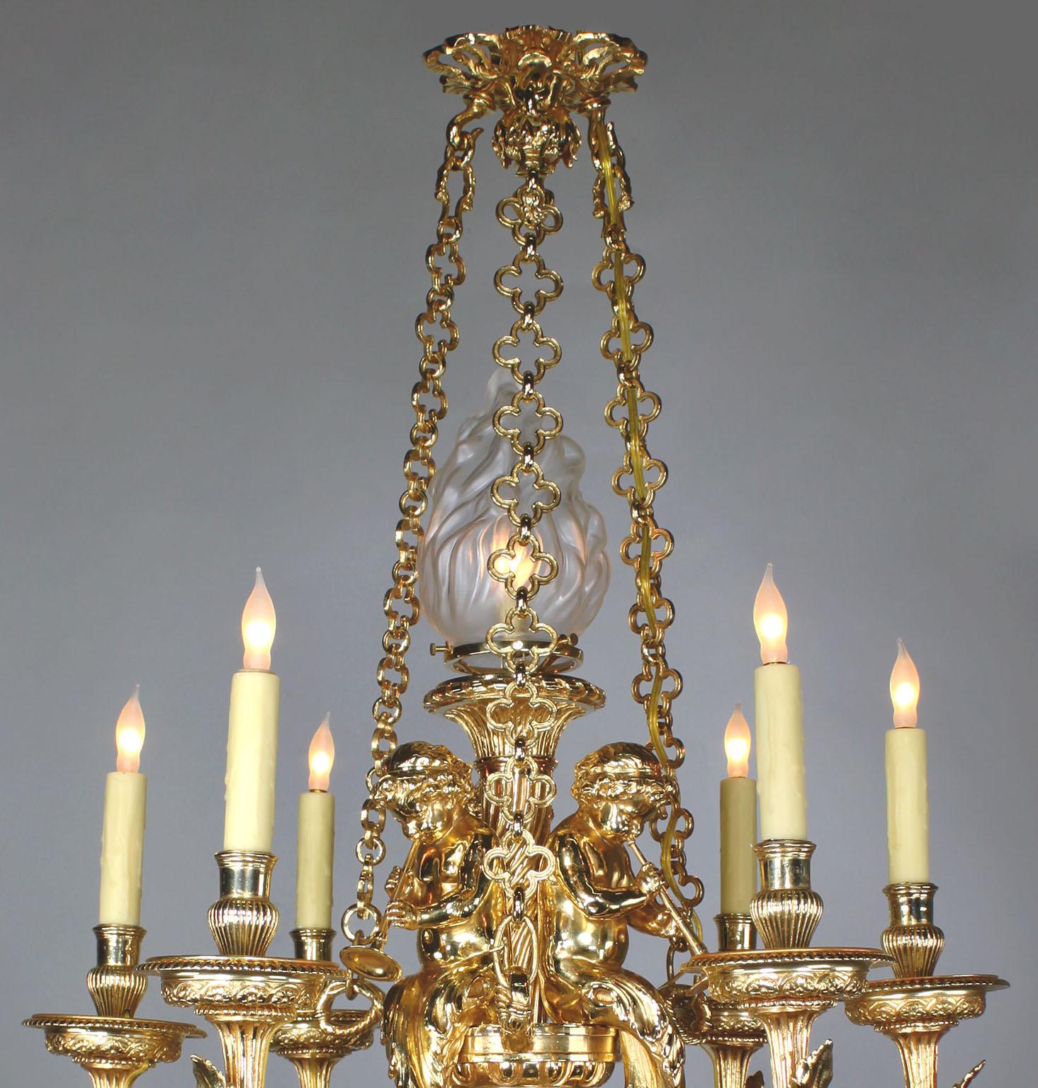 Bronze Lustre à 7 lumières de style Louis XVI en bronze doré avec enfants, d'après Gouthière en vente