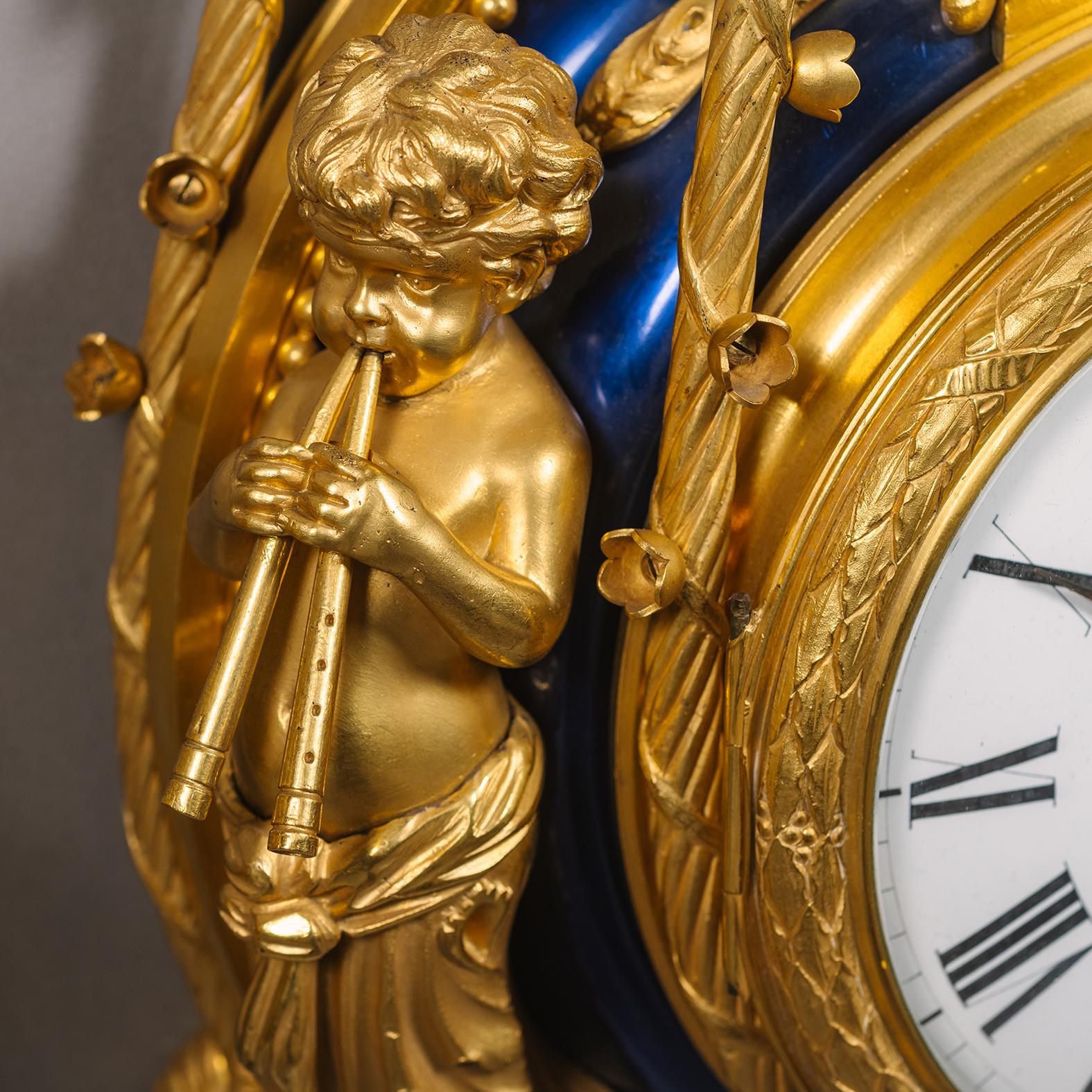 Horloge et baromètre à cartel en bronze doré et émail bleu de style Louis XVI Bon état - En vente à Brighton, West Sussex