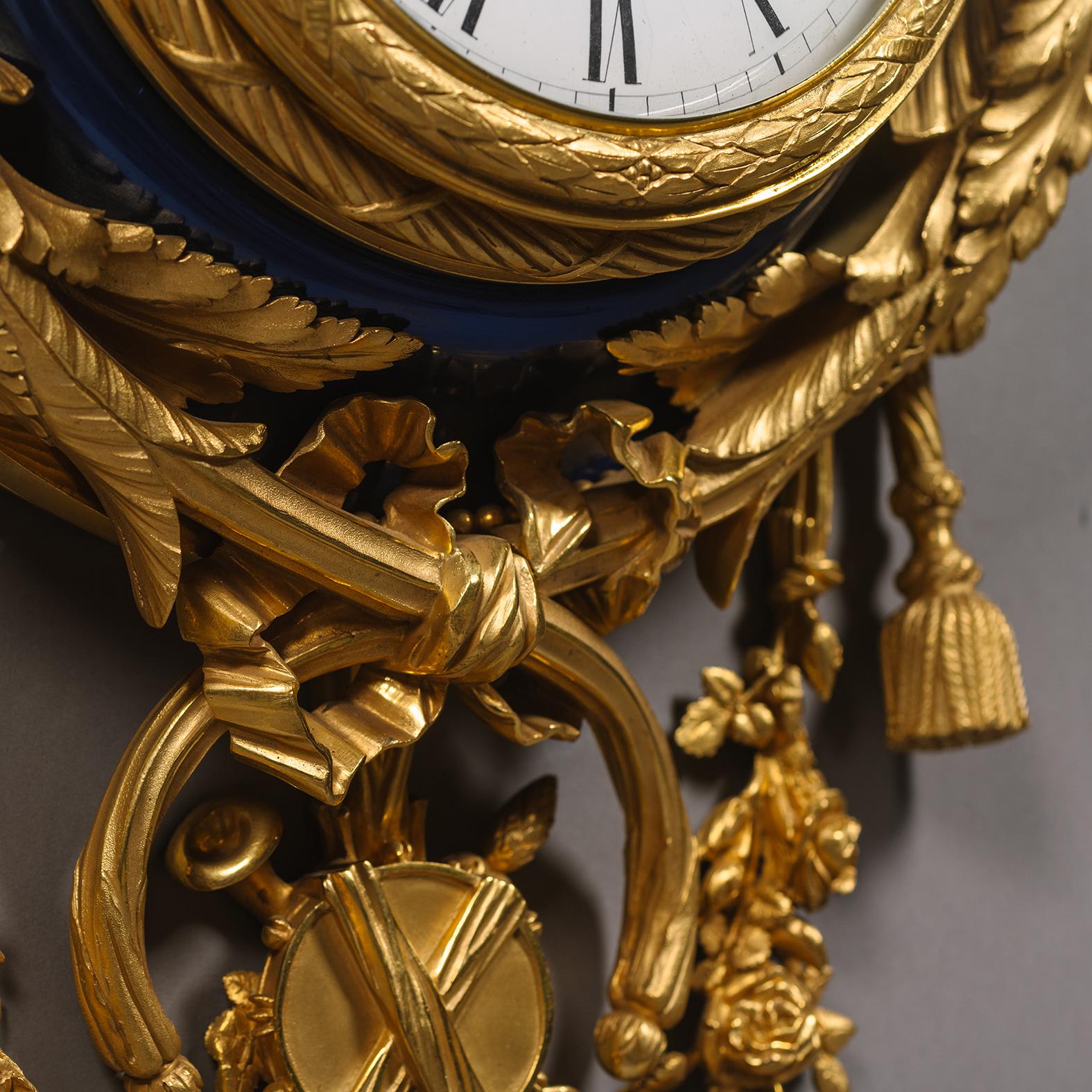 Horloge et baromètre à cartel en bronze doré et émail bleu de style Louis XVI en vente 1
