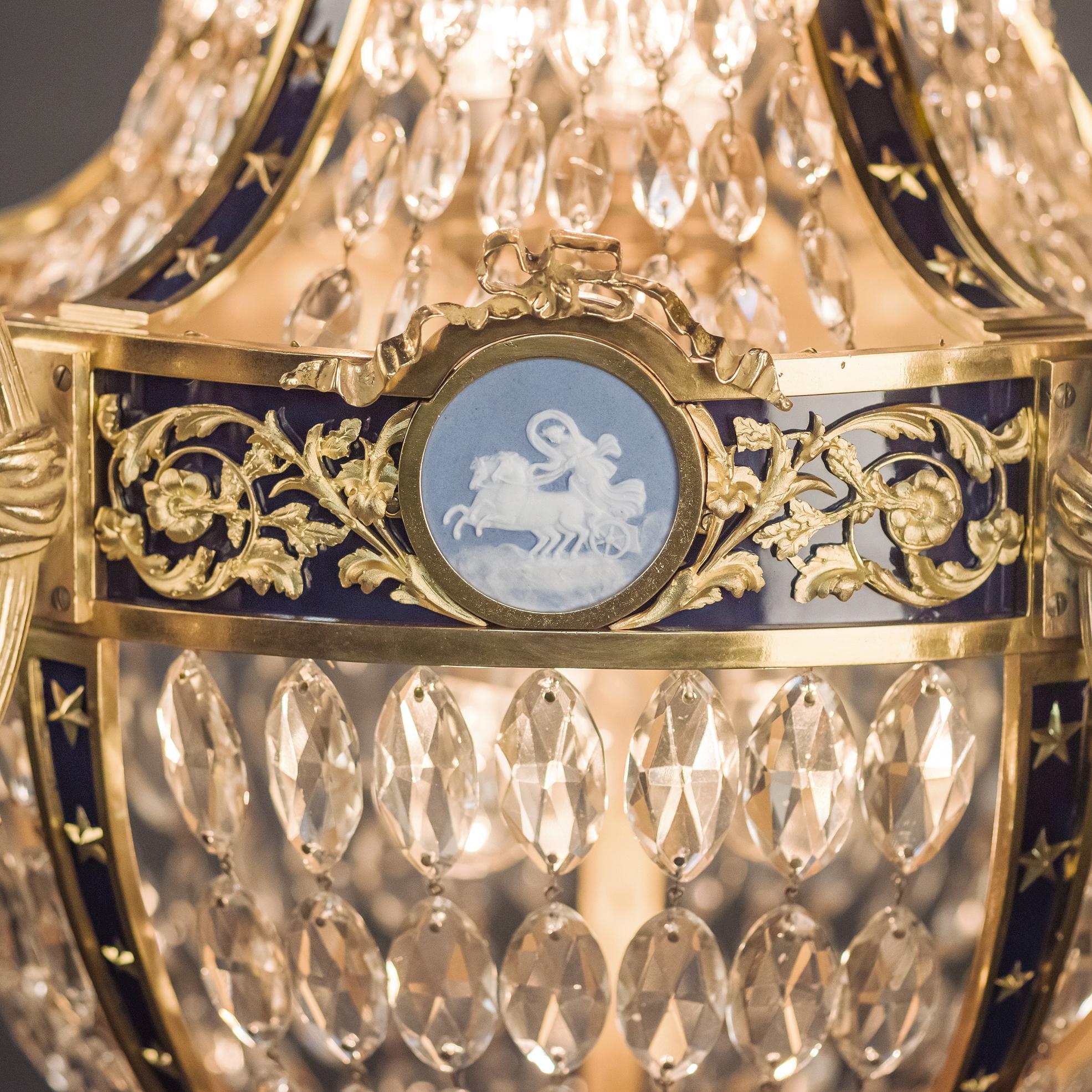 Dorato Lampadario a cesto in stile Luigi XVI in bronzo dorato e vetro tagliato, 1900 circa in vendita