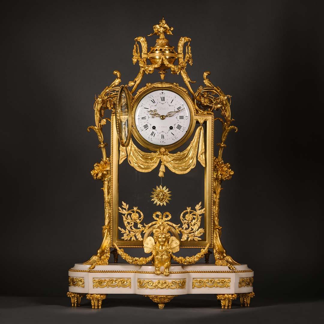 Un très rare style Louis XVI en bronze doré et verre, Pendule a cage, par Francois Linke, avec une base en marbre blanc.

Index Linke n° 076'.
Linke Titre : 