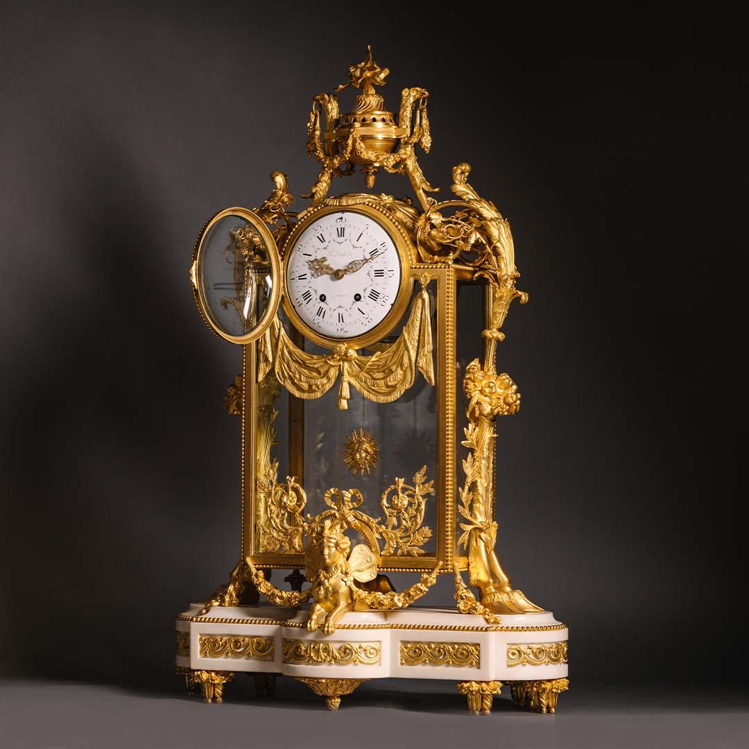 Français Pendule de cheminée de style Louis XVI en bronze doré et verre par Francois Linke en vente