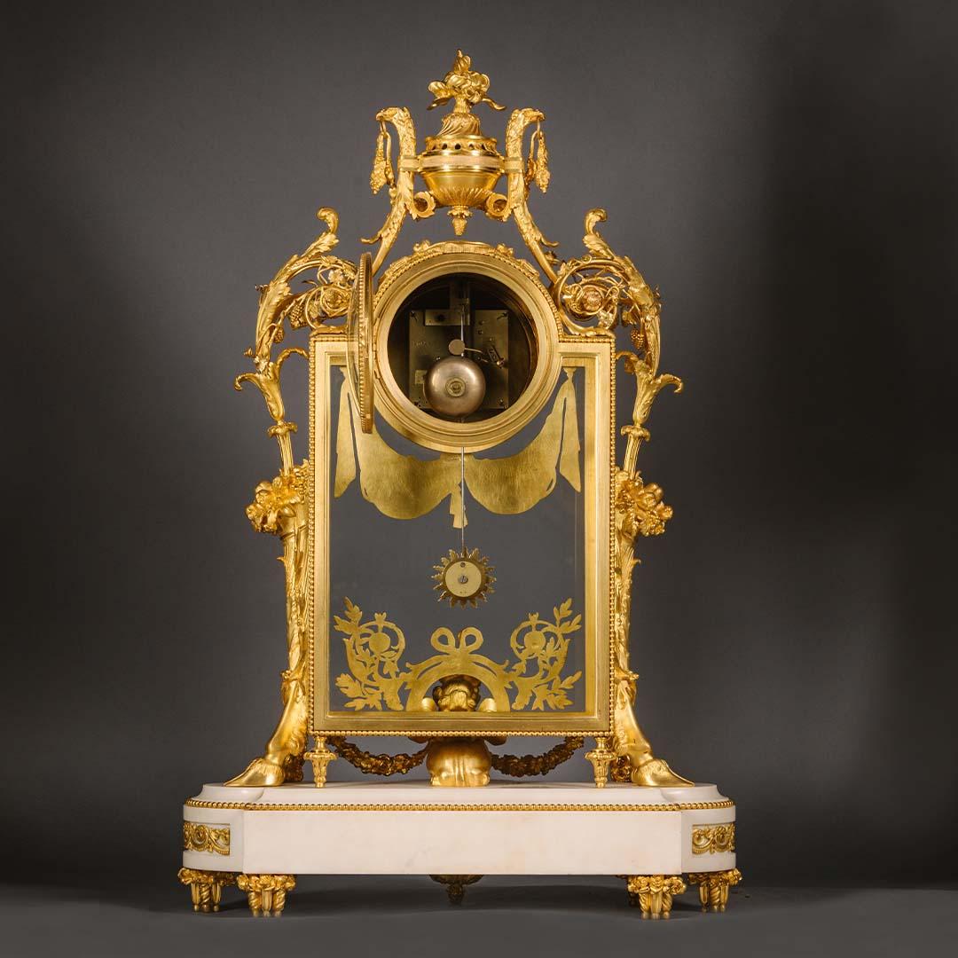 Kaminuhr aus vergoldeter Bronze und Glas im Louis-XVI-Stil von Francois Linke im Angebot 2