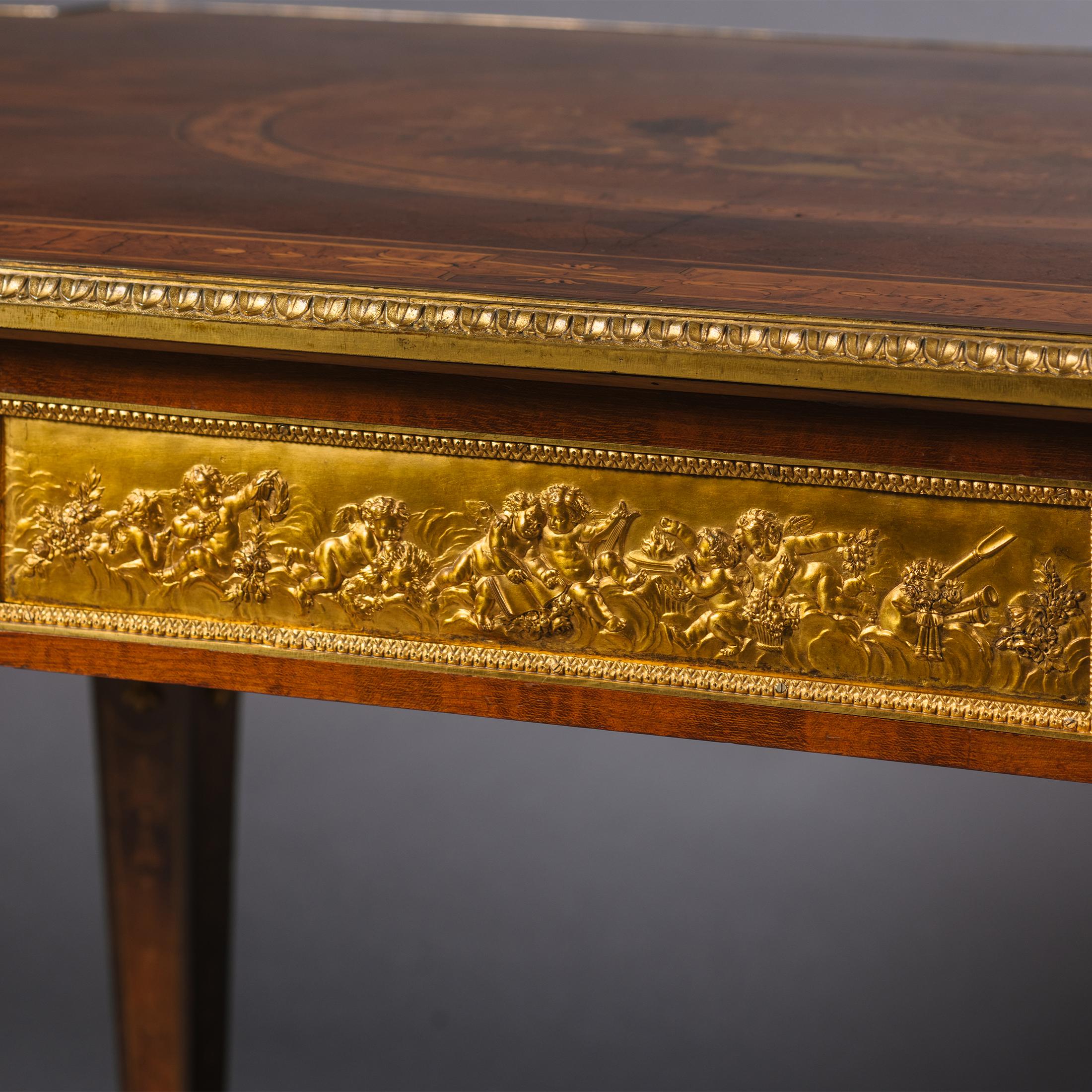 Mitteltisch aus vergoldeter Bronze und Intarsien im Louis-XVI-Stil (Französisch) im Angebot