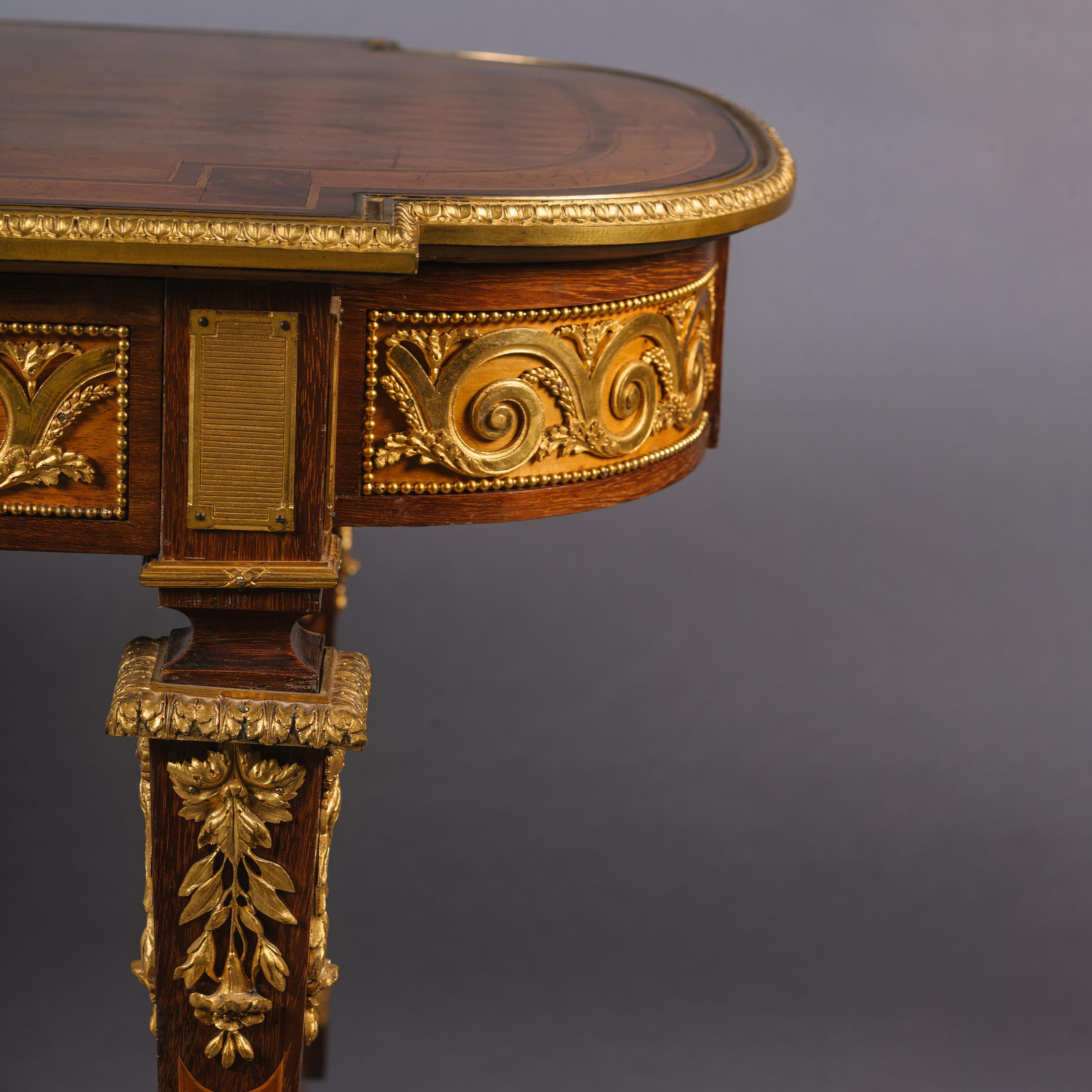Mitteltisch aus vergoldeter Bronze und Intarsien im Louis-XVI-Stil (Marketerie) im Angebot