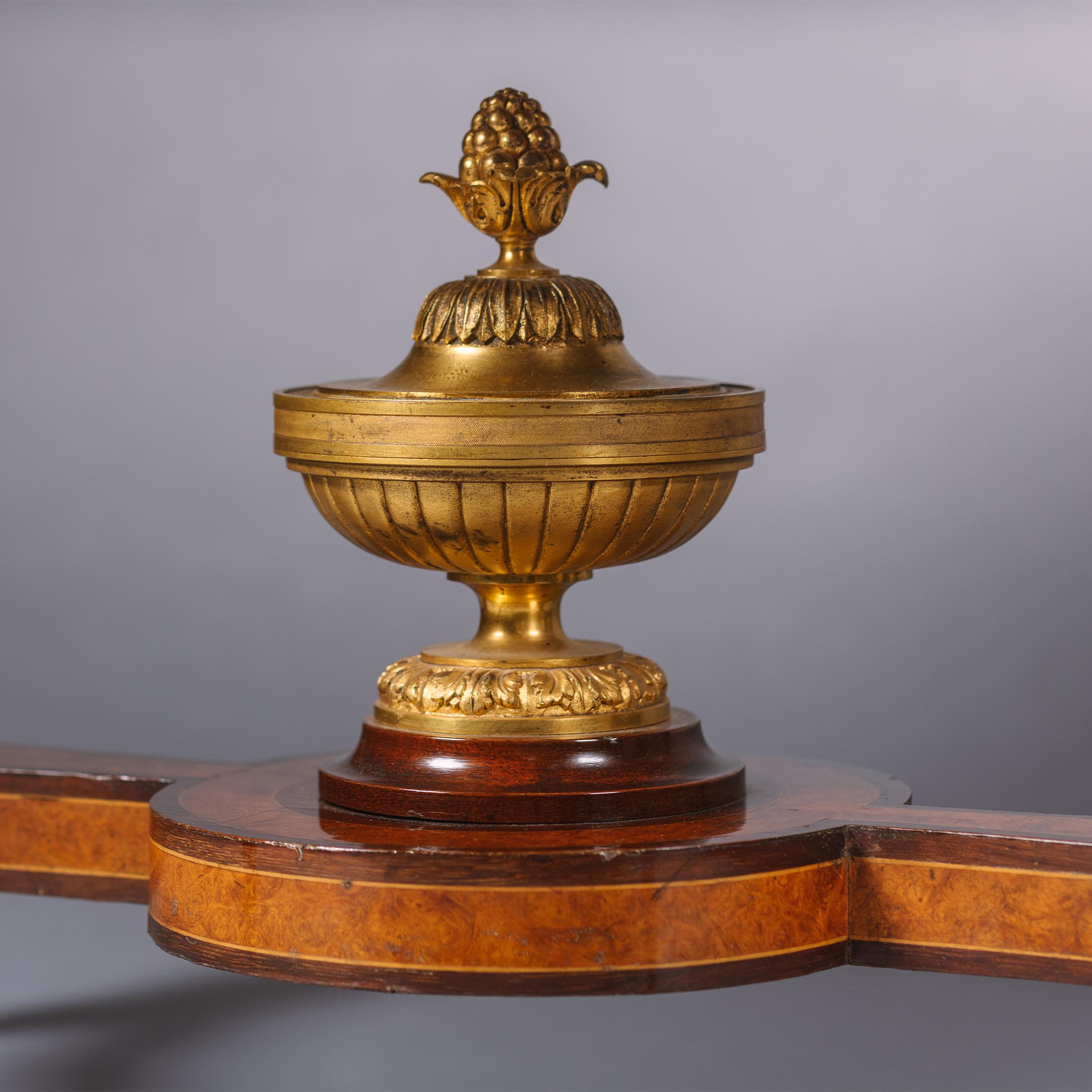 Bronze doré Table centrale de style Louis XVI en bronze doré et marqueterie en vente