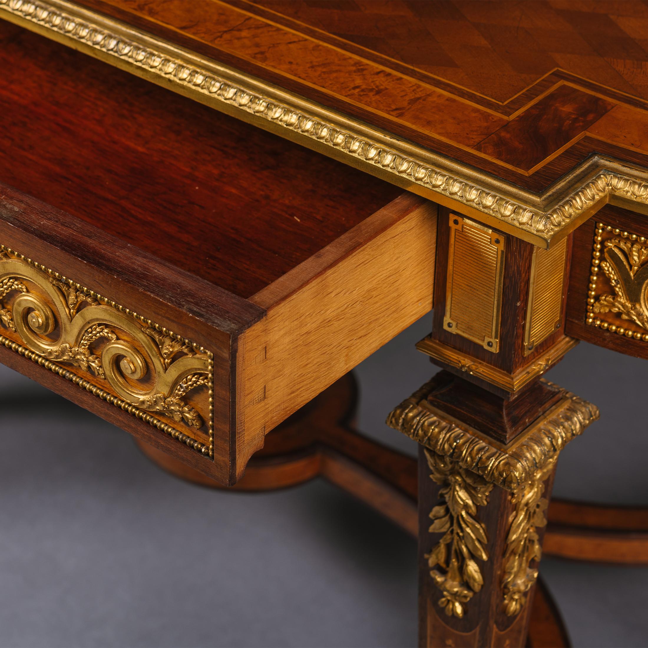 Mitteltisch aus vergoldeter Bronze und Intarsien im Louis-XVI-Stil (Goldbronze) im Angebot