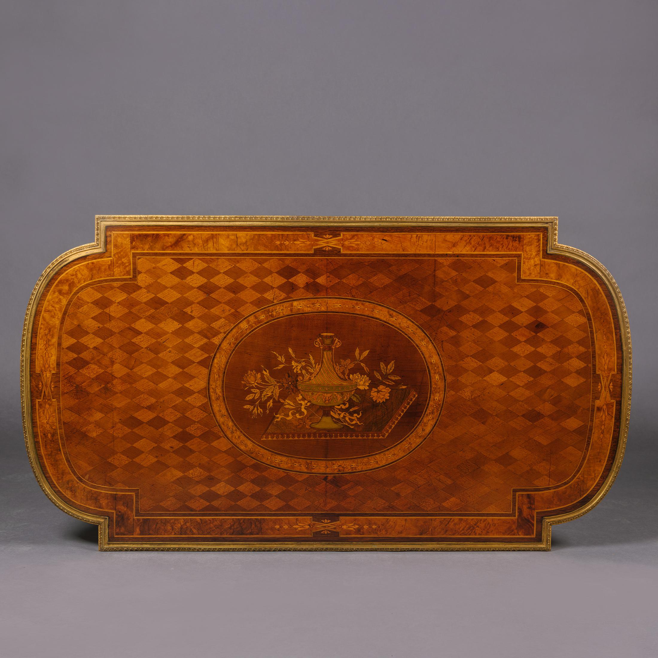 Mitteltisch aus vergoldeter Bronze und Intarsien im Louis-XVI-Stil im Angebot 1
