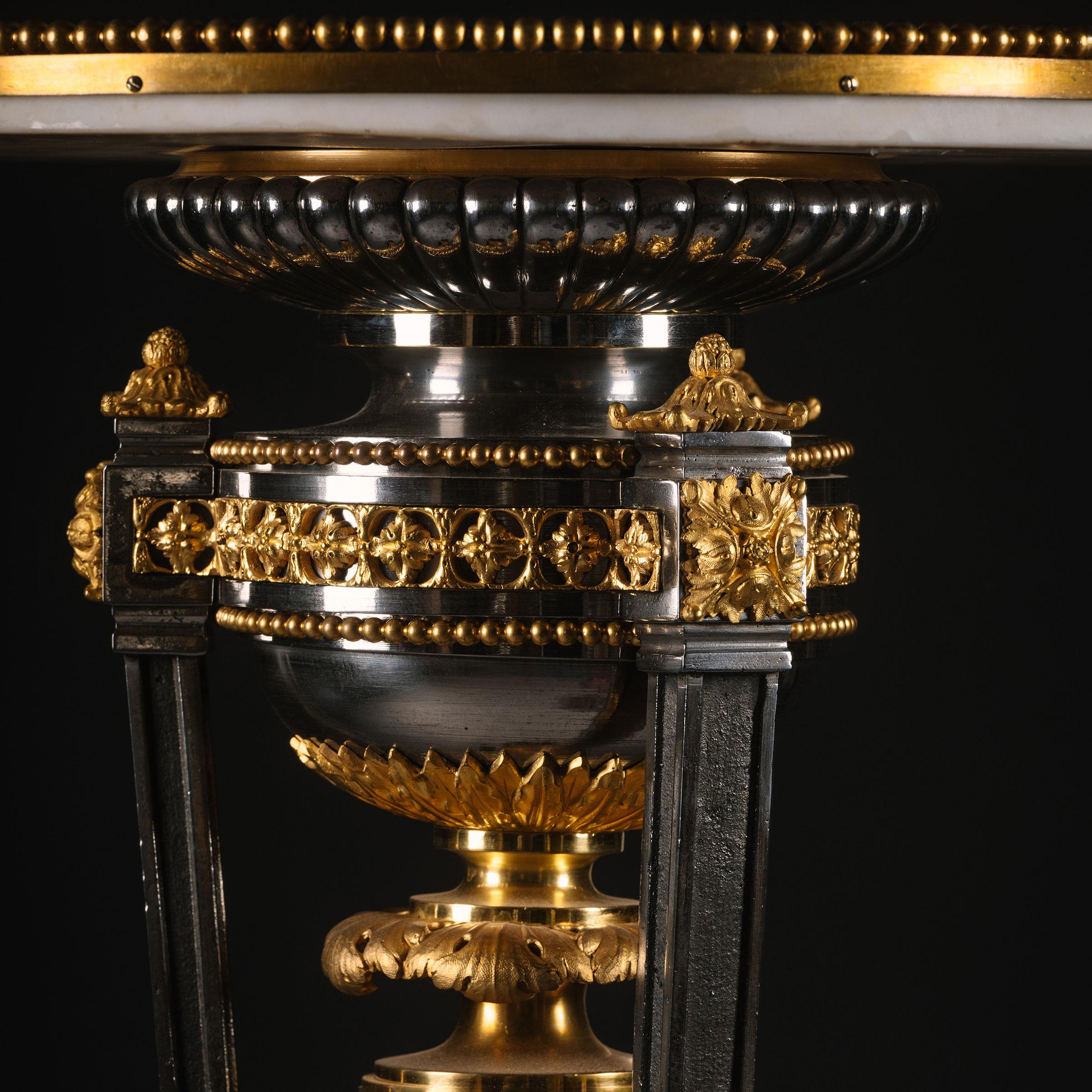 Ein Sockeltisch aus vergoldeter Bronze und poliertem Stahl im Louis-XVI.-Stil (Französisch) im Angebot