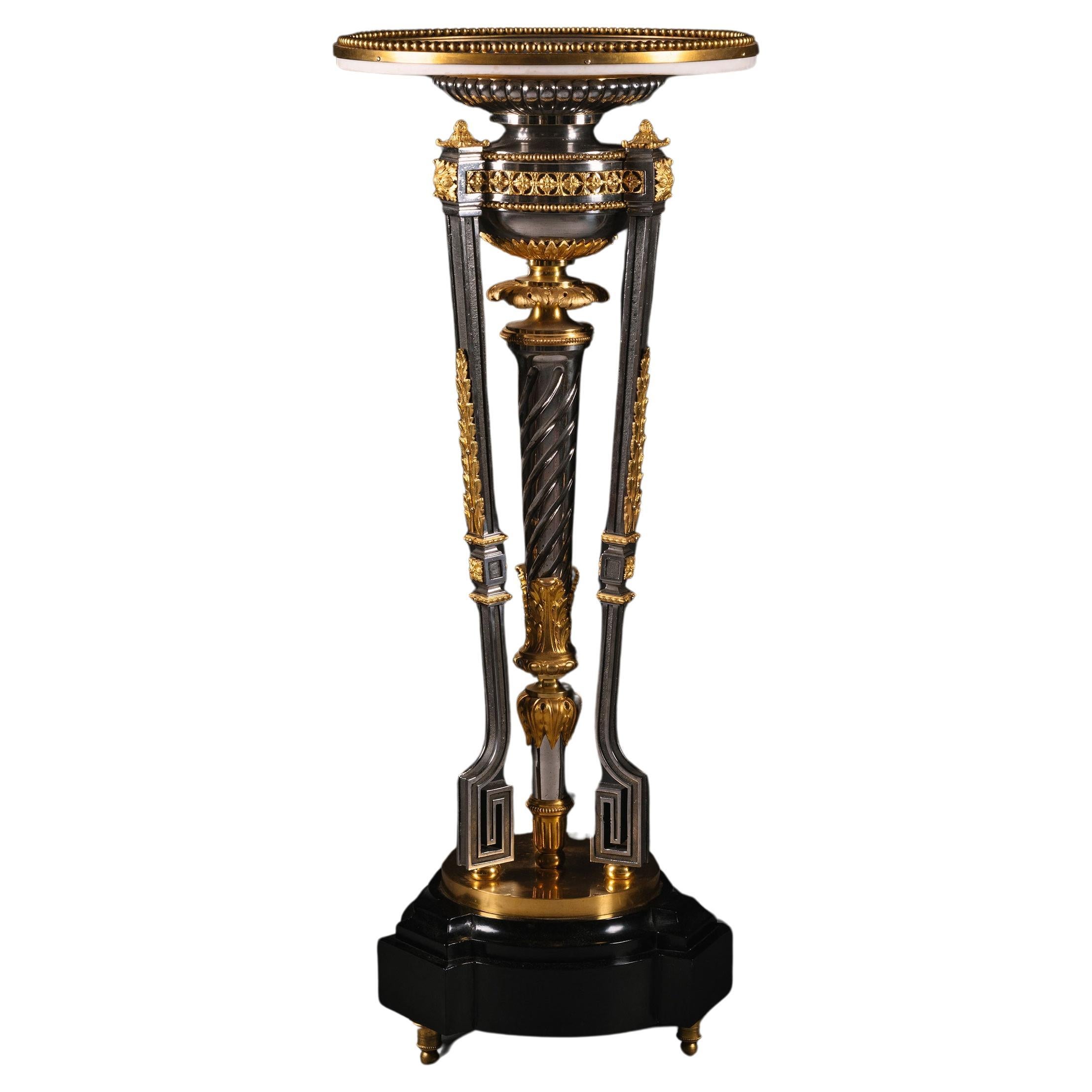 Ein Sockeltisch aus vergoldeter Bronze und poliertem Stahl im Louis-XVI.-Stil im Angebot